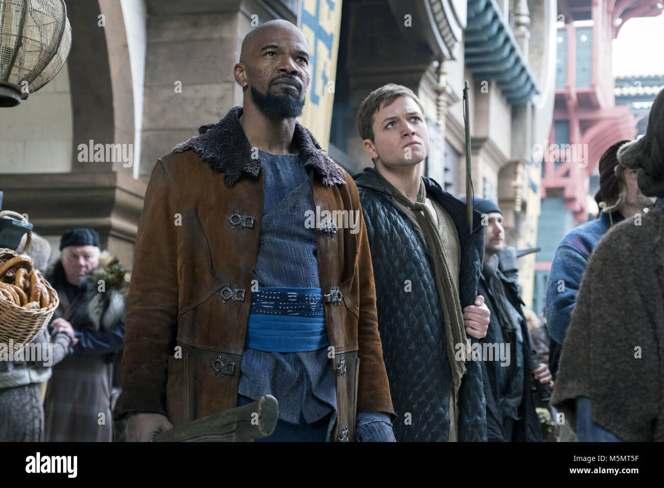 Robin Hood è un imminente American azione-avventura film diretto da Otto Bathurst e scritto da Joby Harold, Peter Craig e David James Kelly basato sul racconto di Robin Hood. Il film stelle Taron Egerton, Jamie Foxx, Eve Hewson, Jamie Dornan, Ben Mendelsohn, e Paul Anderson. Questa fotografia è per il solo uso editoriale ed è il copyright del film company e/o il fotografo assegnato dal film o società di produzione e può essere riprodotto solo da pubblicazioni in congiunzione con la promozione del film di cui sopra. Un credito per il film company è richiesto. Il Fotografo sh Foto Stock
