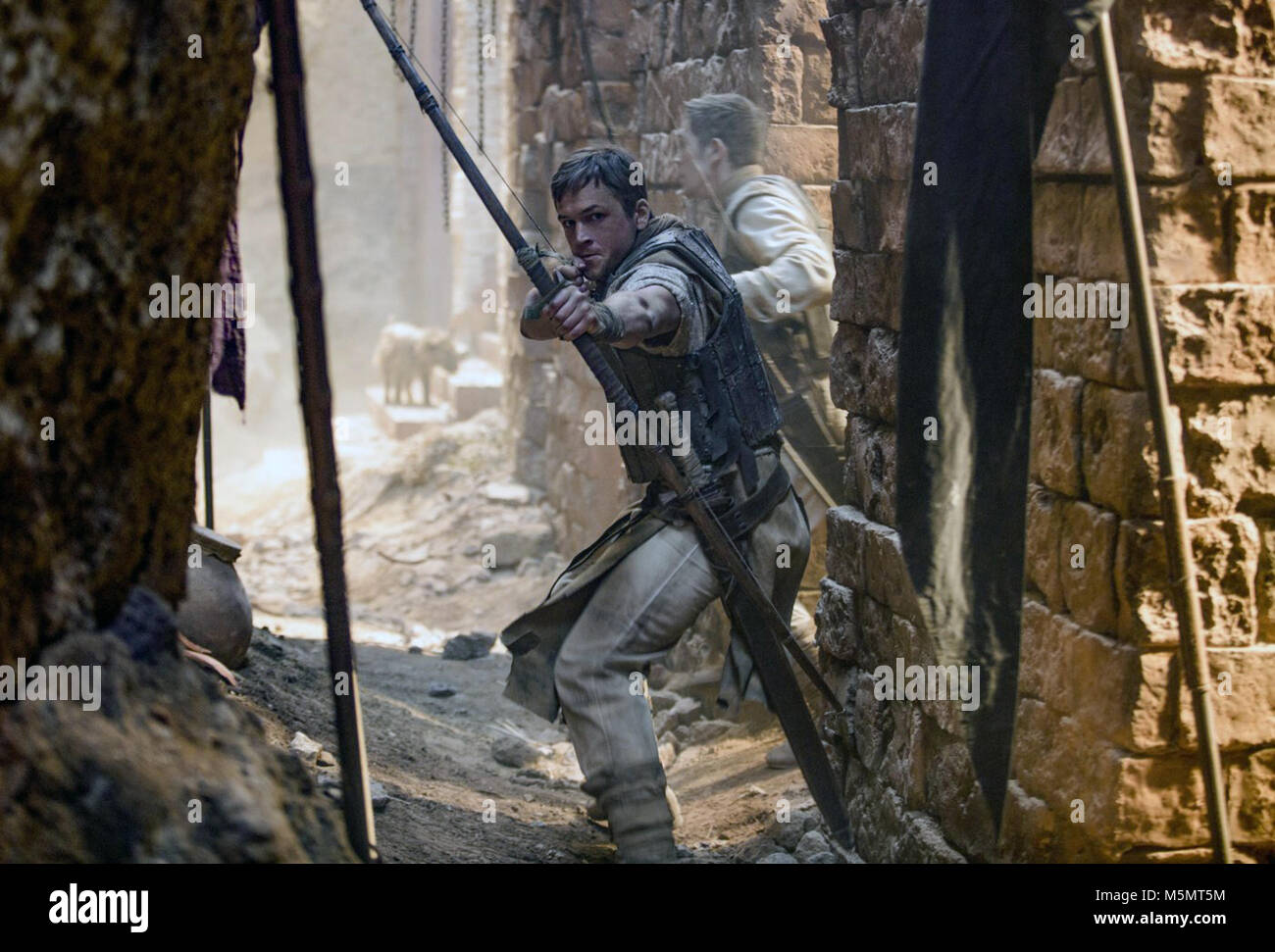Robin Hood è un imminente American azione-avventura film diretto da Otto Bathurst e scritto da Joby Harold, Peter Craig e David James Kelly basato sul racconto di Robin Hood. Il film stelle Taron Egerton, Jamie Foxx, Eve Hewson, Jamie Dornan, Ben Mendelsohn, e Paul Anderson. Questa fotografia è per il solo uso editoriale ed è il copyright del film company e/o il fotografo assegnato dal film o società di produzione e può essere riprodotto solo da pubblicazioni in congiunzione con la promozione del film di cui sopra. Un credito per il film company è richiesto. Il Fotografo sh Foto Stock