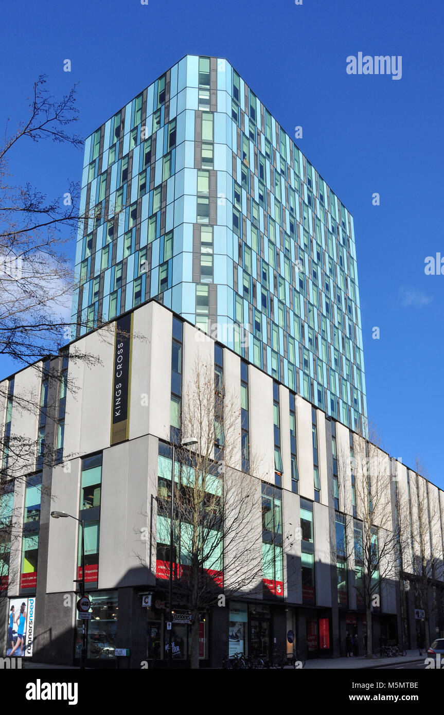 E moderno isolato a torre (ex banca uffici; ora alloggi per studenti), Pentonville Road, London, England, Regno Unito Foto Stock