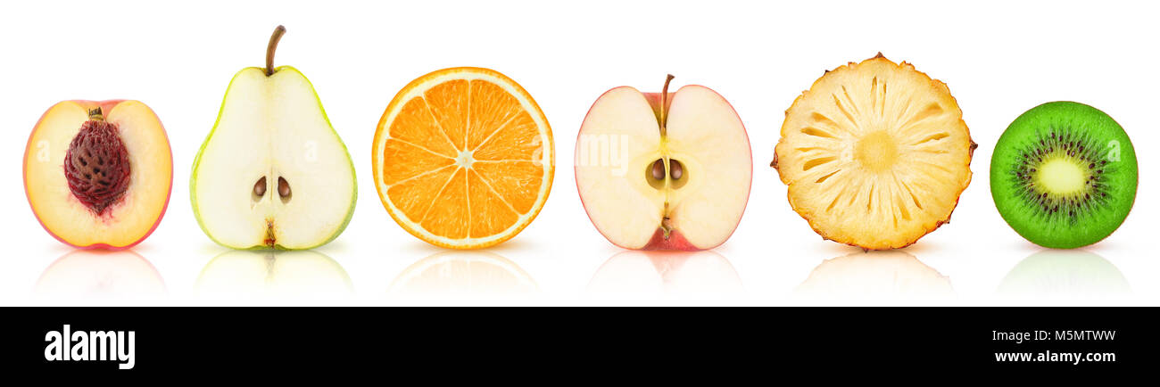 Frutti isolati metà. Tagliare pesca, pera, arancio, mela, ananas e kiwi in una fila isolato su sfondo bianco con tracciato di ritaglio Foto Stock