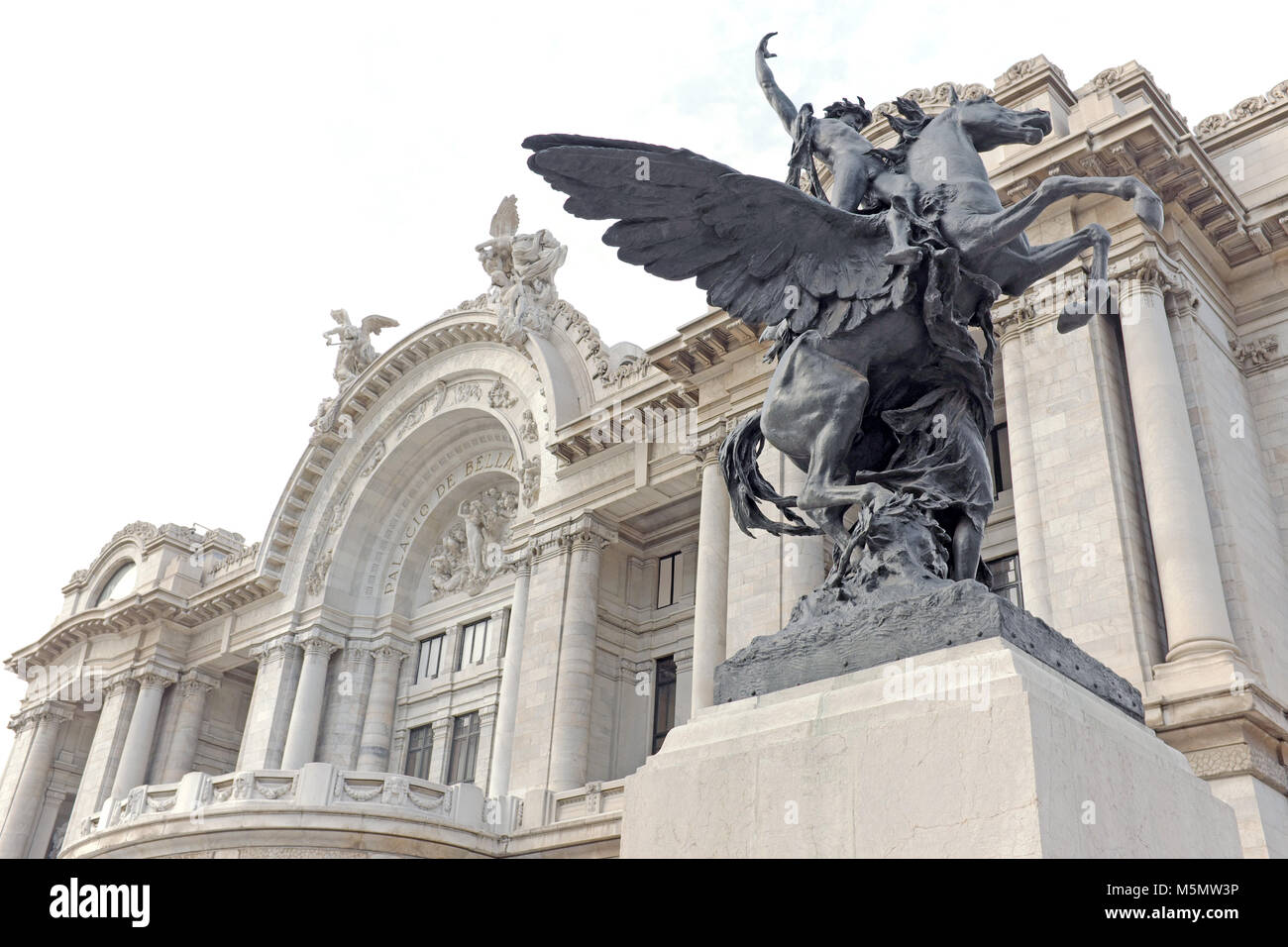 Statua di Pegasus sta di guardia di fronte all'Pallacio de Bellas Artes di Città del Messico. Foto Stock