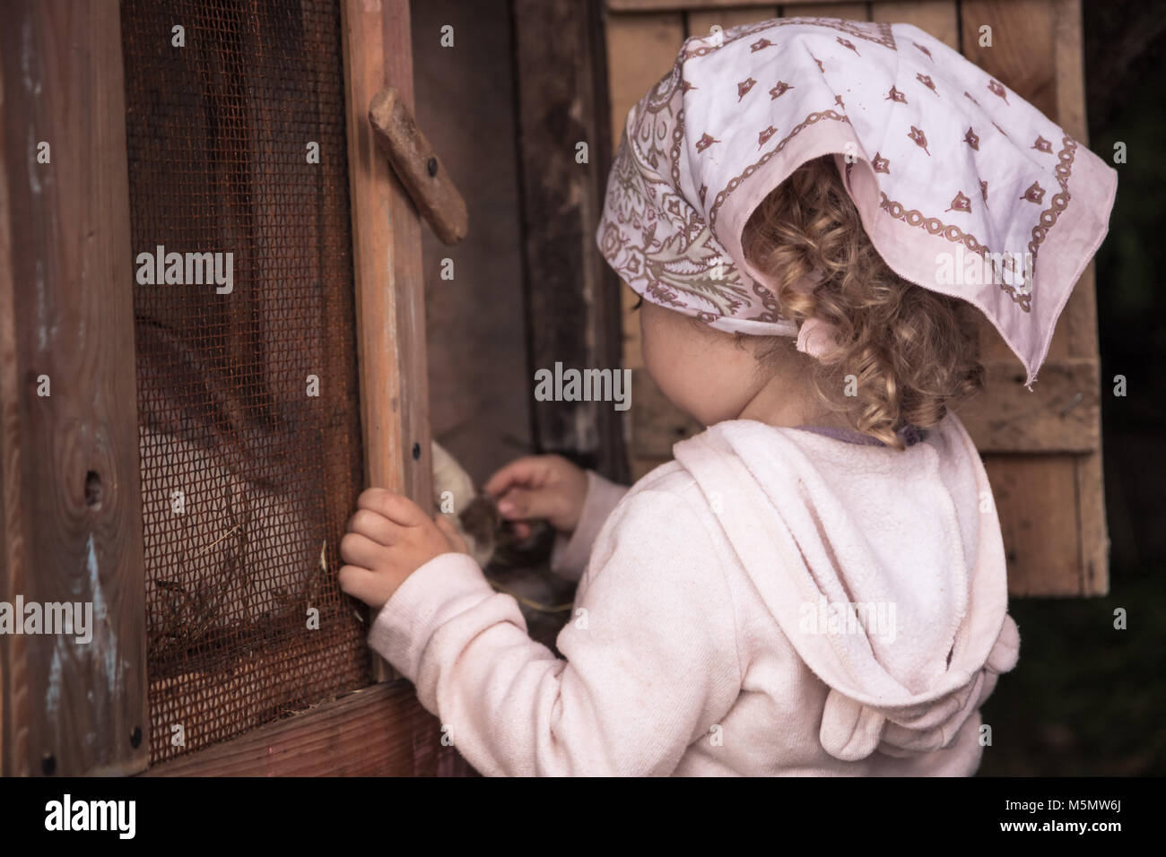Bambino bambina cura di animale domestico agriturismo campagna concetto di cura degli animali Foto Stock