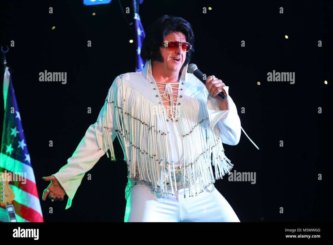 Darren Alboni eseguendo il suo Elvis agire durante la Ultimate Tribute Show a minatori Swillington Welfare Club a Leeds Foto Stock