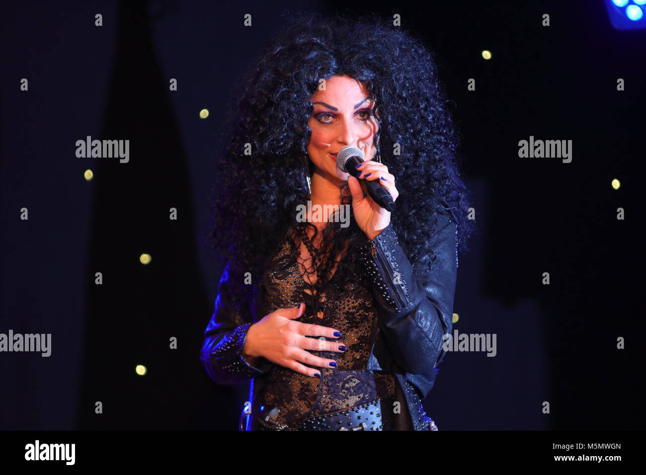 Tania Alboni eseguendo i suoi Cher tributo atto durante la Ultimate Tribute Show a minatori Swillington Welfare Club a Leeds Foto Stock