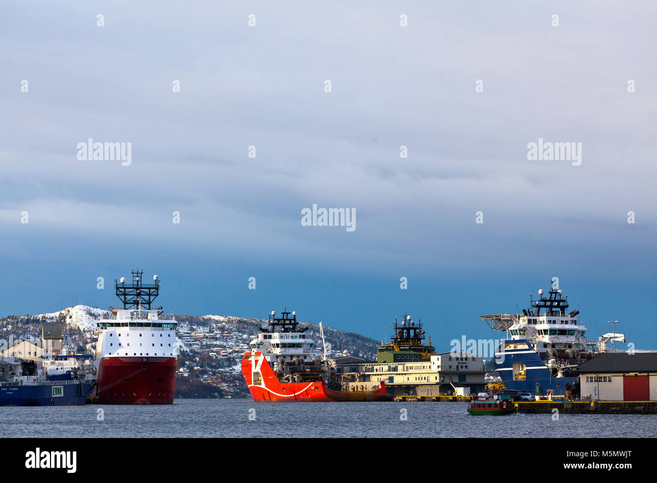 Vista della parte esterna del porto di Bergen, sulla costa occidentale della Norvegia. Alcune navi da rifornimento per l industria petrolifera sono in porto. Foto Stock