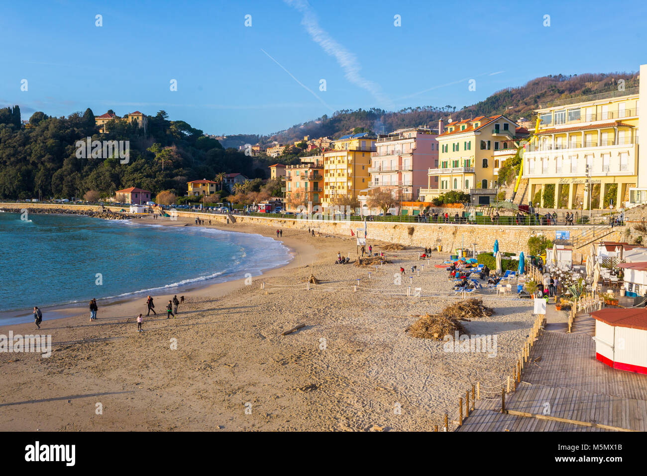 Vista sulla spiaggia della famosa località di mare città turistica di Lerici, Cinque Terre Liguria, Italia Foto Stock