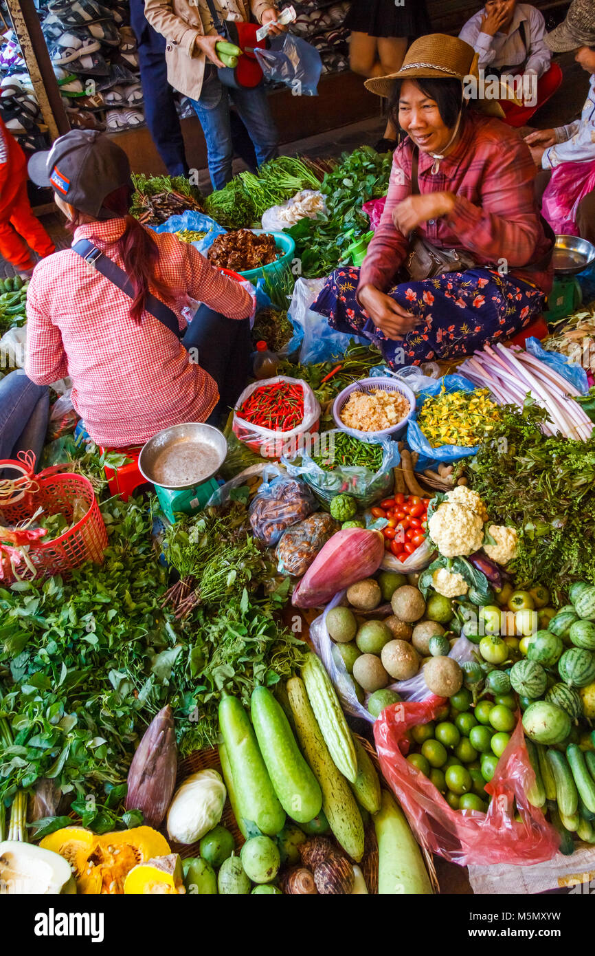 Le donne la vendita di verdura, il vecchio mercato, Sien Reap, Cambogia Foto Stock