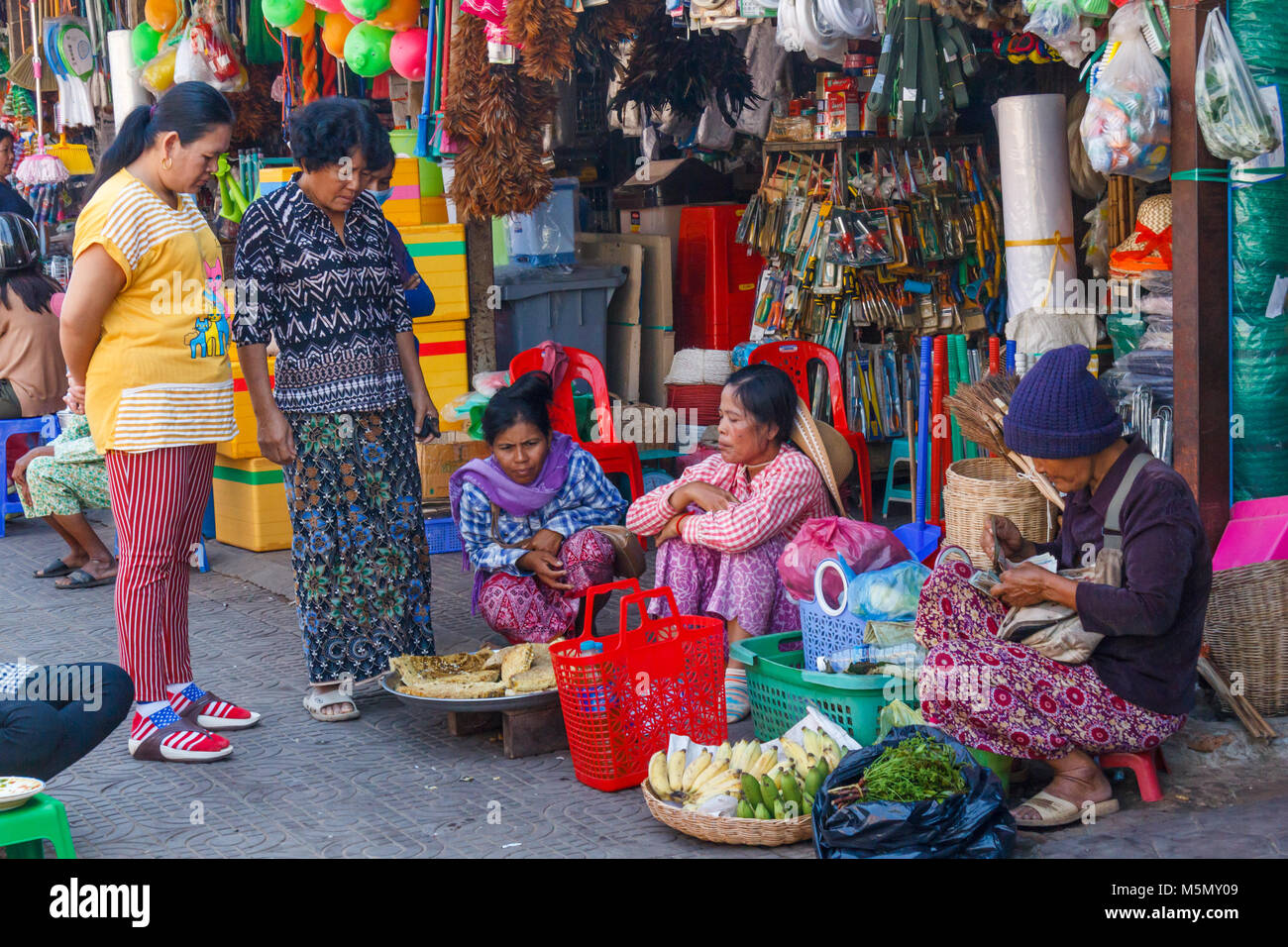 Le donne la vendita di verdura, il vecchio mercato, Sien Reap, Cambogia Foto Stock