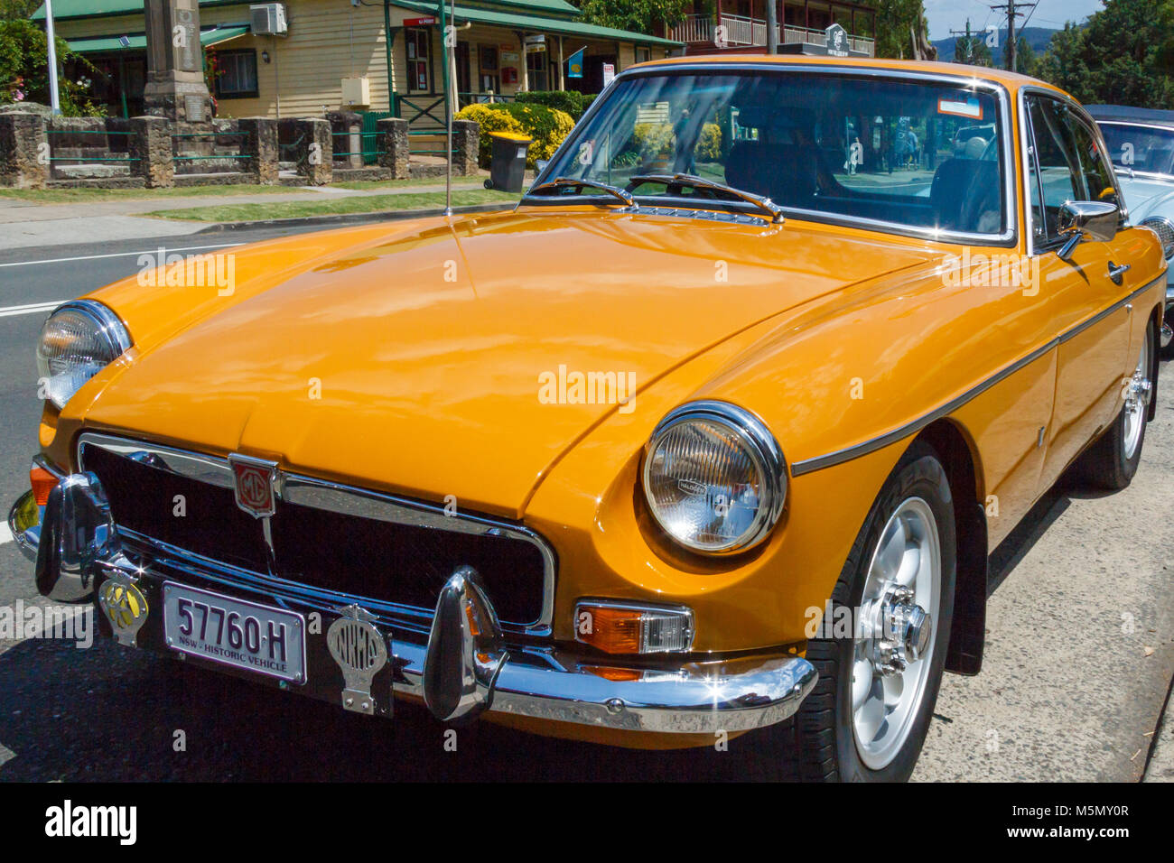 Classic yelloe MGB GT roadster auto sportiva, Kangaroo Valley, Nuovo Galles del Sud, Australia Foto Stock