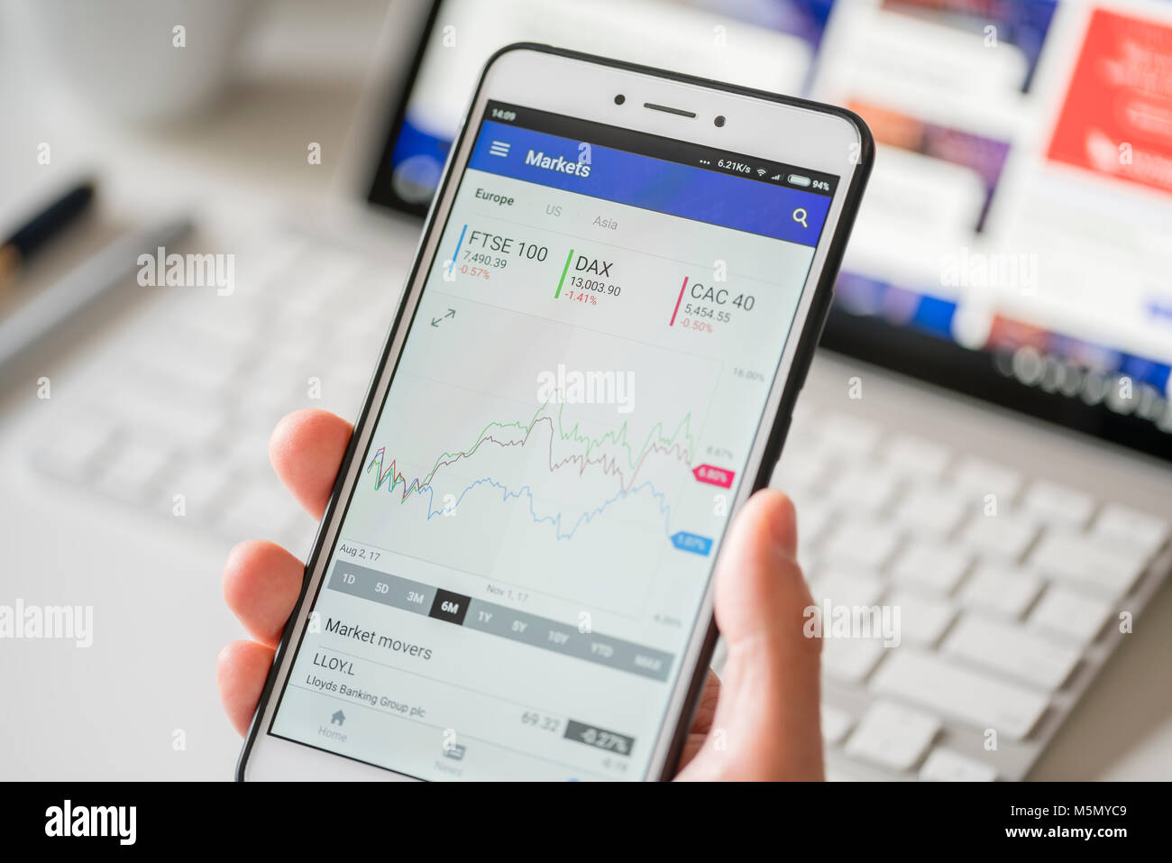 Controllo magazzino dati di mercato su uno smartphone Foto Stock