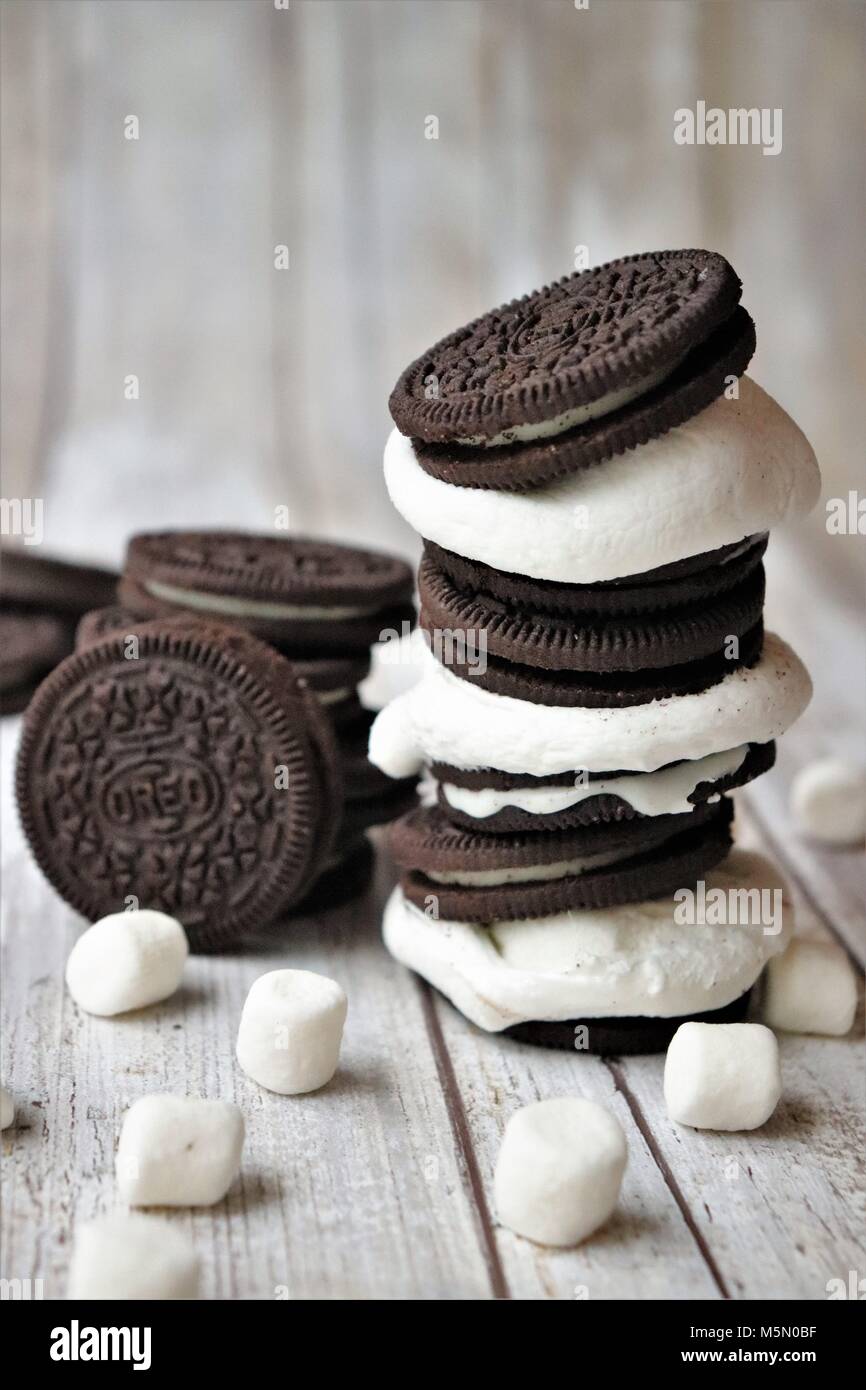 Oreo Cookie e Mini Marshmallows Foto Stock