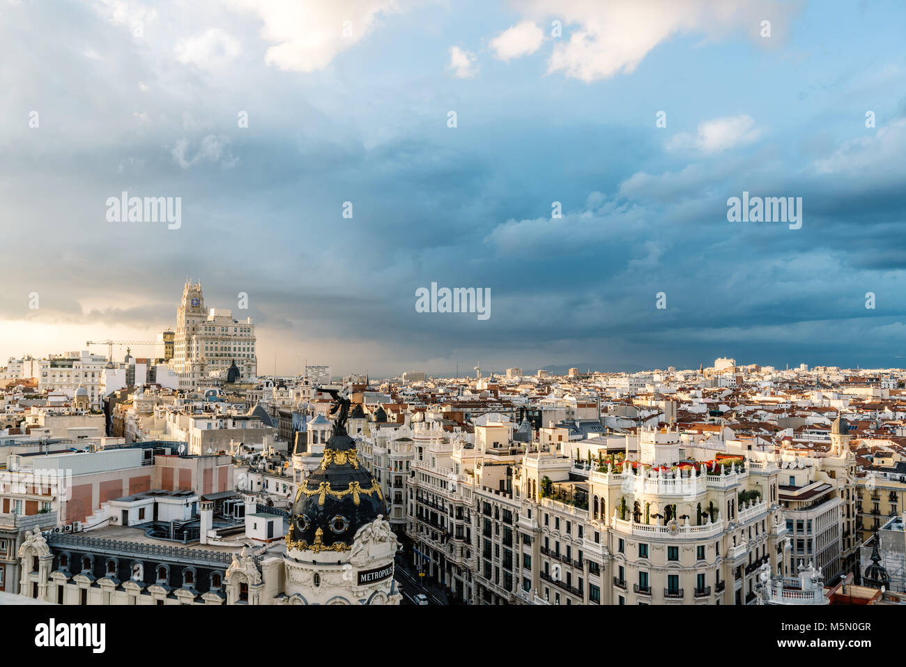 Madrid, Spagna - 3 Novembre 2017: skyline del centro cittadino di Madrid da Circulo de Bellas Artes tetto Foto Stock