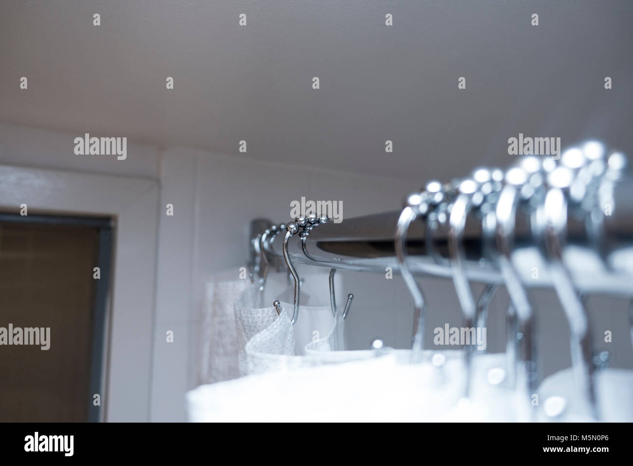 Parte superiore del bagno tenda doccia Sfera tenda doccia anelli in Chrome Foto Stock