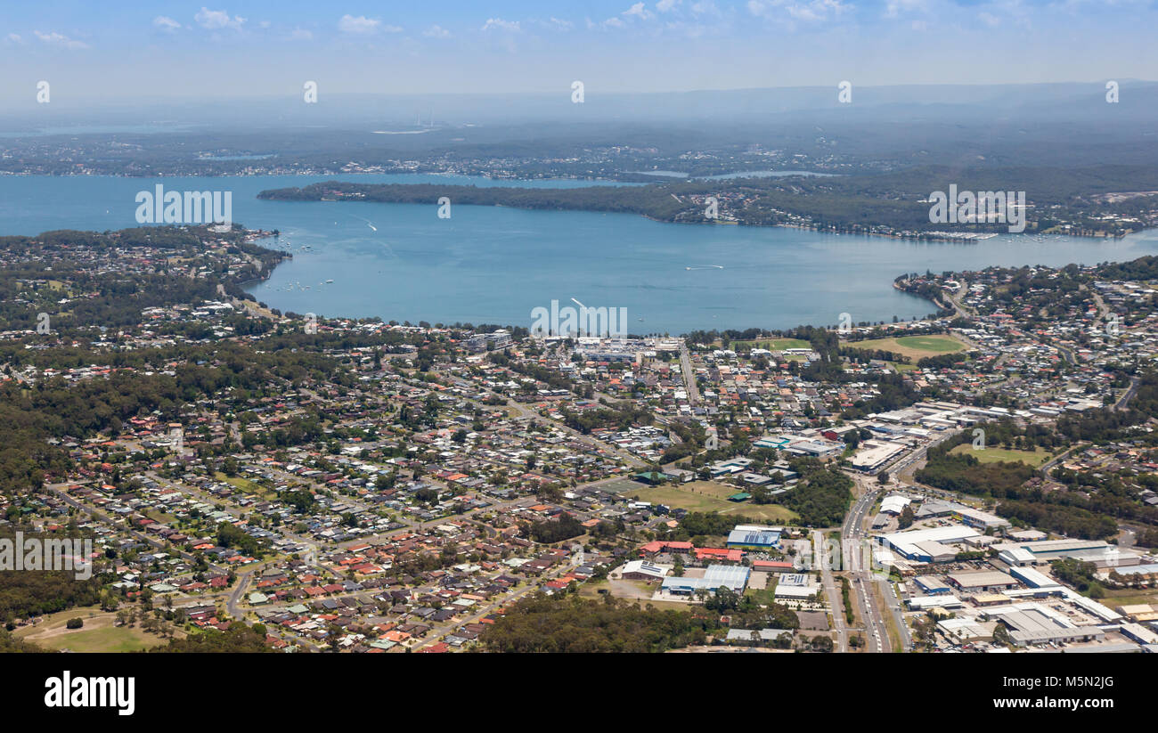 Vista aerea del lago Macquarie e Warners Bay - Newcastle Australia. Il più grande lago costiero in Australia è una popolare area 25 minuti a sud di Newca Foto Stock