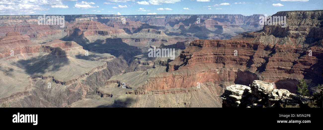 Parco Nazionale del Grand Canyon Pima punto T . Pima Point è uno dei migliori posti sul cerchio per vedere, e talvolta si ode il fiume. La splash e smerigliare di granito Rapids al di sotto può essere sentito risuonare fino le pareti del canyon sulle tranquille giornate. La Greenway sentiero prosegue da qui per eremiti resto, consentendo i ciclisti e i visitatori che utilizzano una sedia a rotelle per condividere il percorso con i pedoni. Per saperne di più sui punti di vista lungo la strada eremita qui: Foto Stock