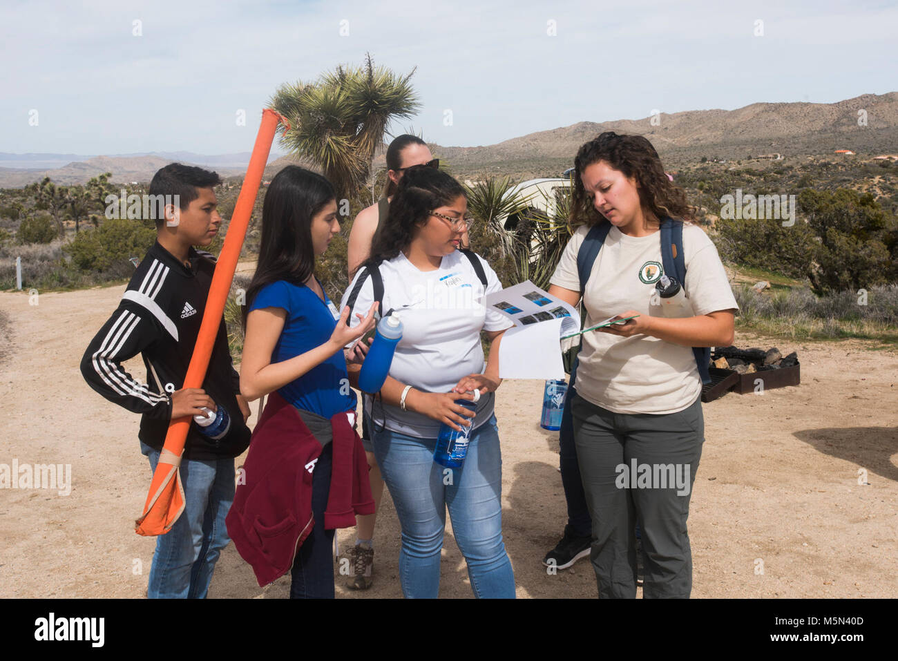 Studente Vertice sui cambiamenti climatici - Joshua tree Monitoraggio . Foto Stock