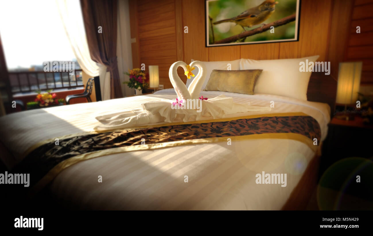 Hotel swan asciugamano sul letto in camera cuore simbolo Foto Stock