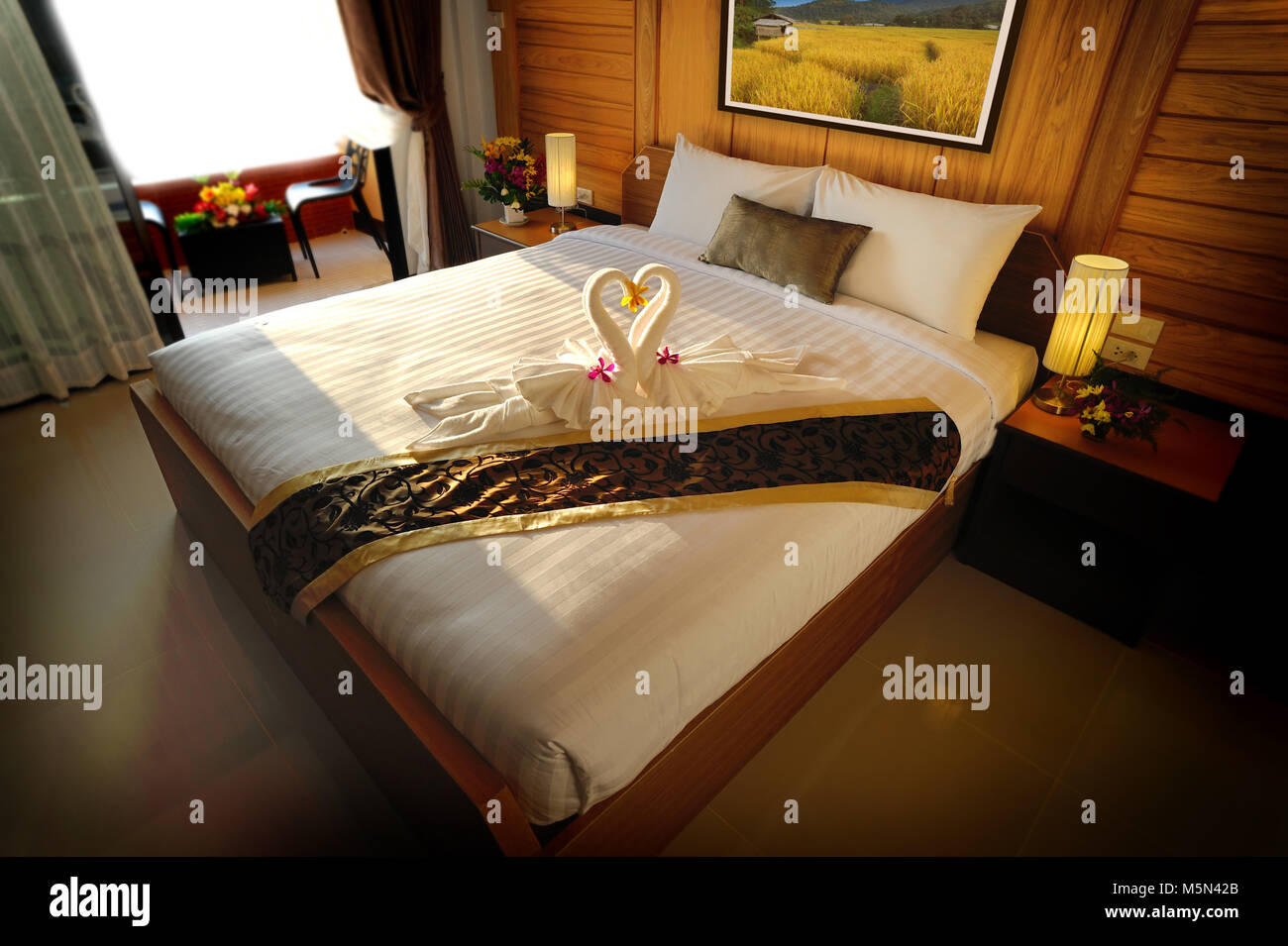 Hotel swan asciugamano sul letto in camera cuore simbolo Foto Stock