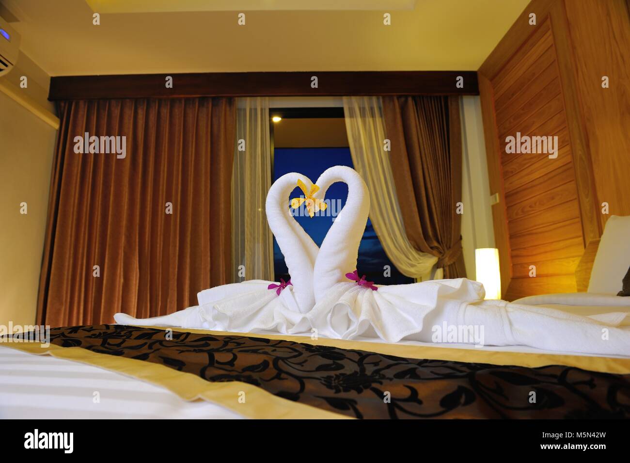 Hotel swan asciugamano sul letto in camera cuore simbolo Foto Stock