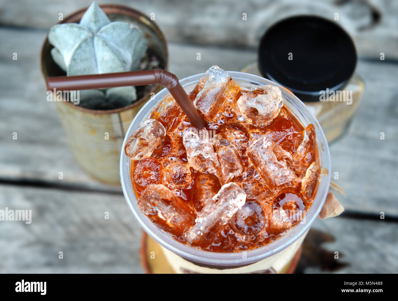 Thai ice tea molto fresco e dolce it,s molto cool tempo e con il cactus sul tavolo Foto Stock