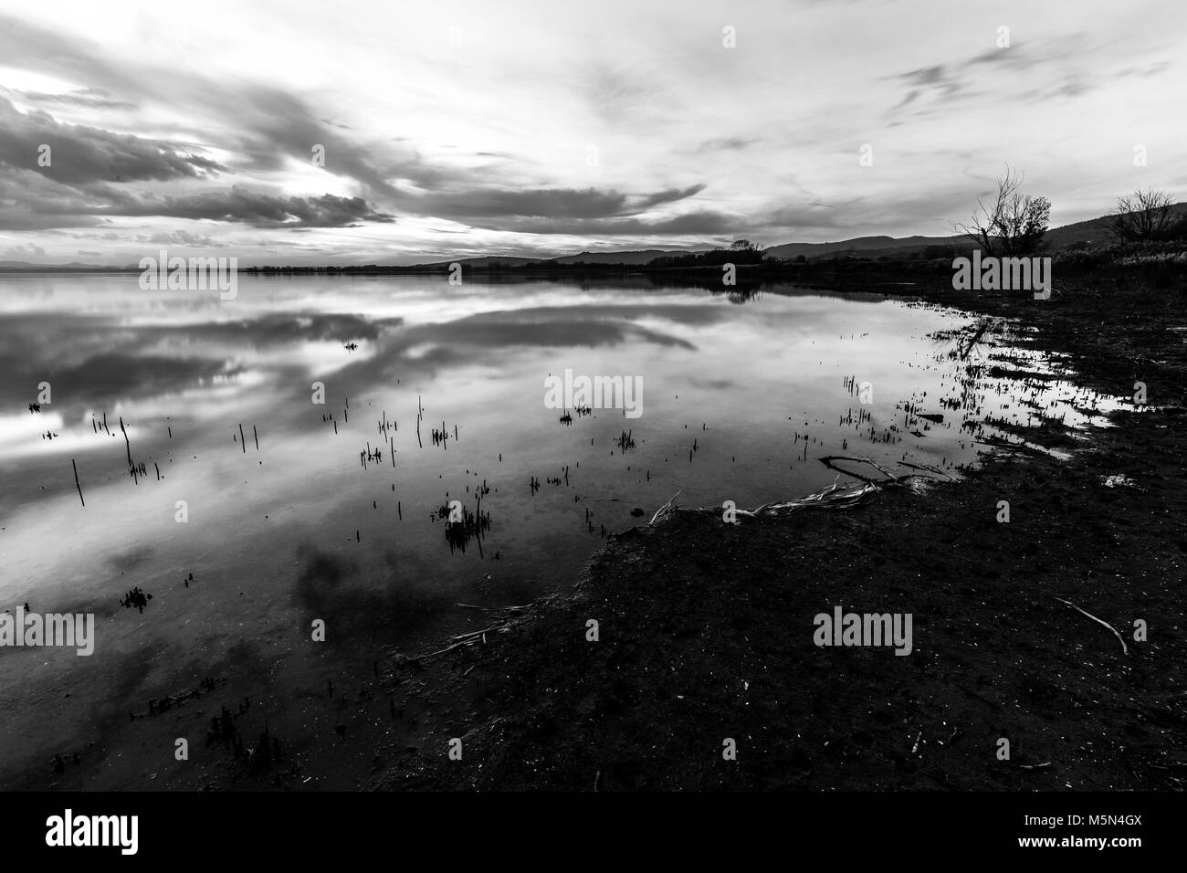 Perfetta e simmetrica nuvole riflessioni su un lago Foto Stock