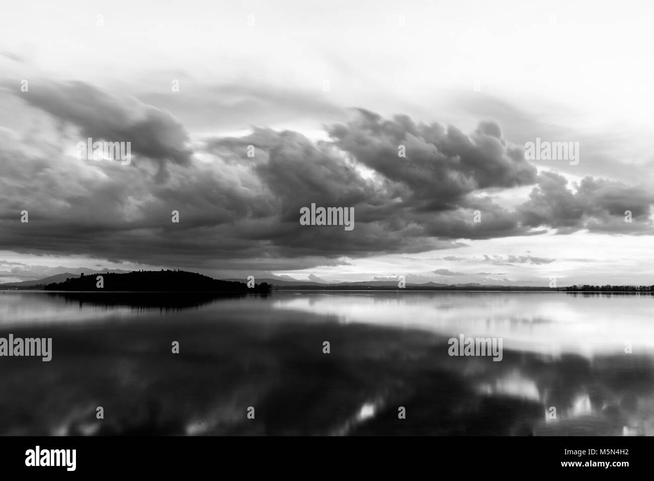 Perfetta e simmetrica nuvole riflessioni su un lago Foto Stock