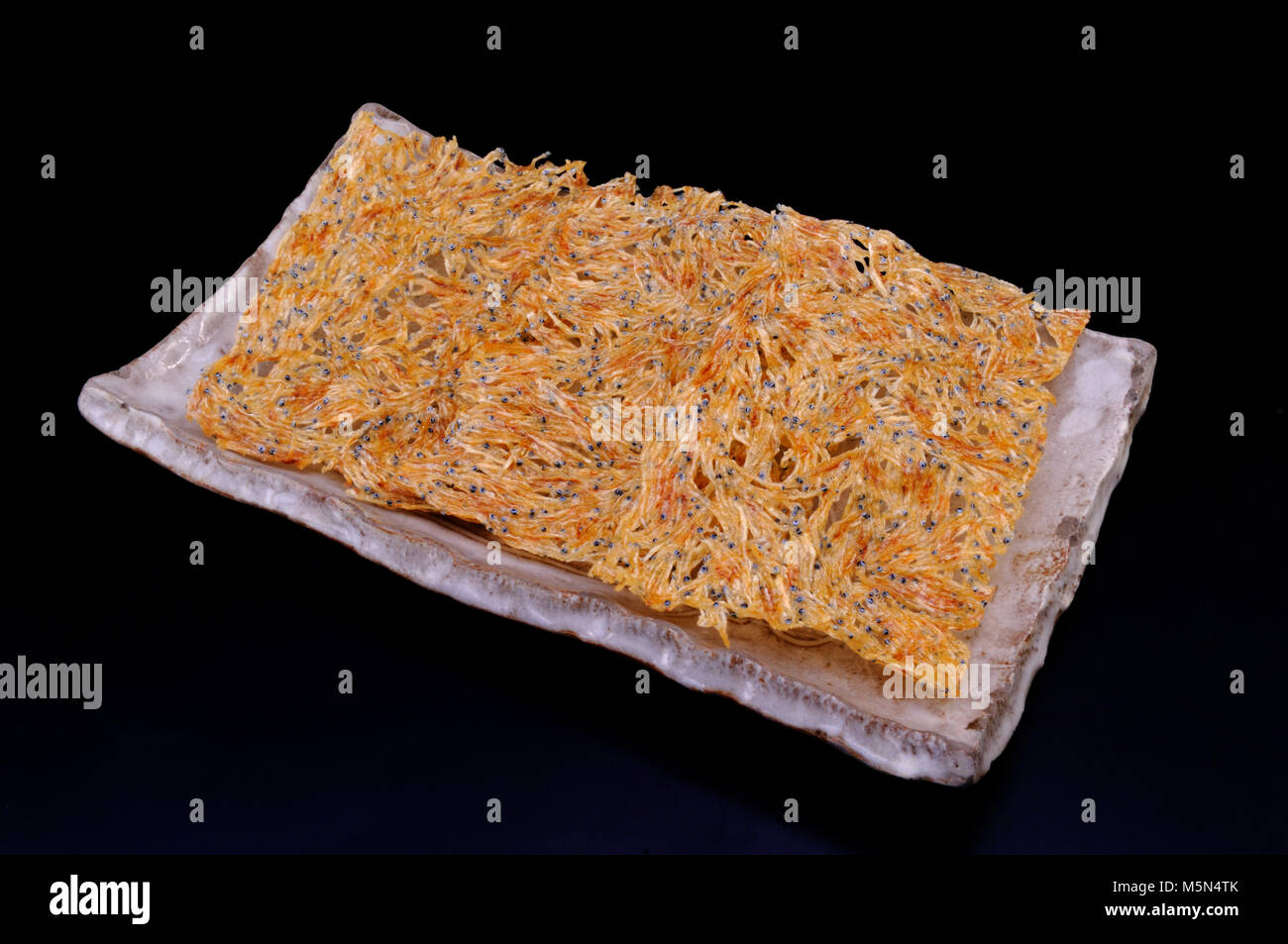 Il Tatami iwashi,i lotti e lotti di piccolo pesce essiccato e confezionato in un chip quadrato che è stato grigliate alla perfezione. Foto Stock