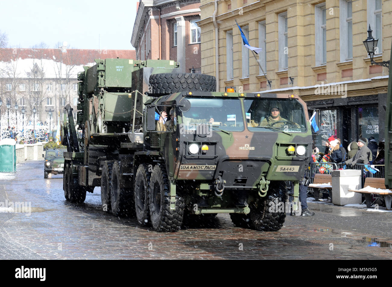 Soldati da batteria C, 5° Battaglione, settima la difesa aerea reggimento di artiglieria, decimo esercito aria e Difesa Missilistica unità di comando un patriota superficie-a-aria-Sistema per missile attraverso le strade di Tallinn, Estonia durante l inizio delle celebrazioni per il centenario di Estonia dell indipendenza del 24 febbraio, 2018. (U.S. Esercito foto di Sgt. 1. Classe Jason Duhr / 22nd Mobile degli affari pubblici distacco) Foto Stock