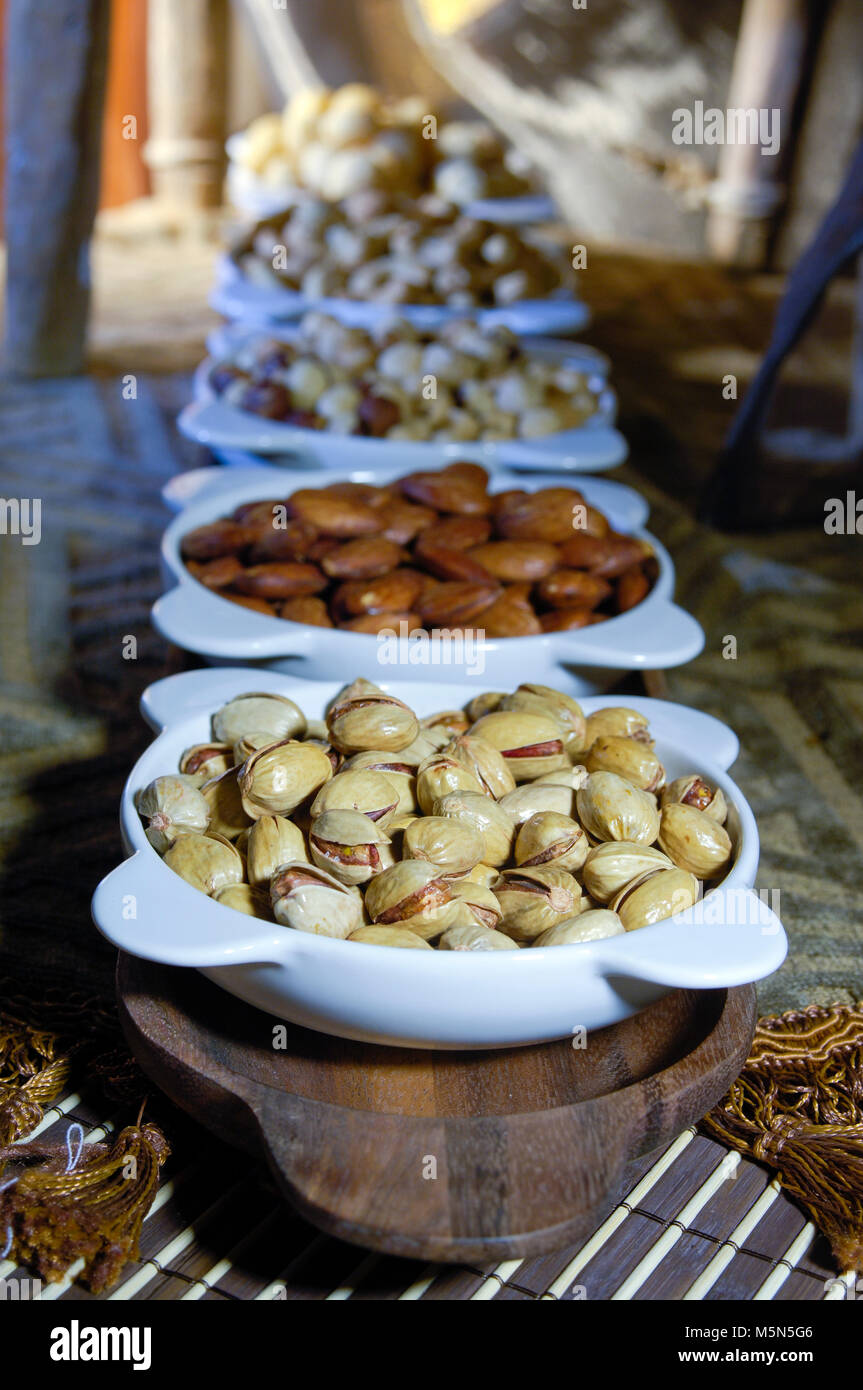 Mandorle e Pistacchi, anacardi Mix di dadi in piastre bianche Foto Stock