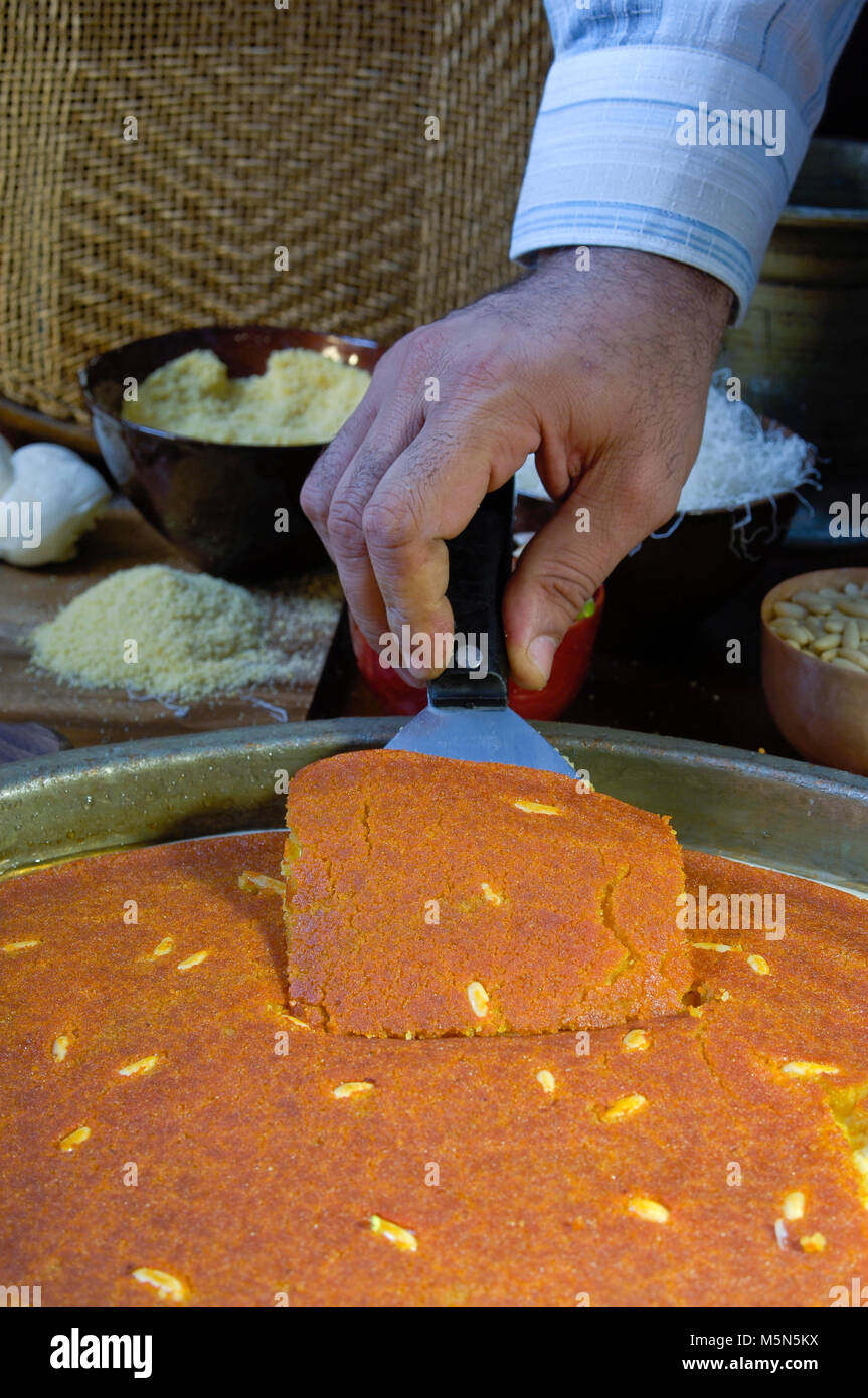 Taglio o Kunfa Kinafa, arabo dolci con formaggio, dadi e altri ingredienti per il Ramadan e Eid Foto Stock