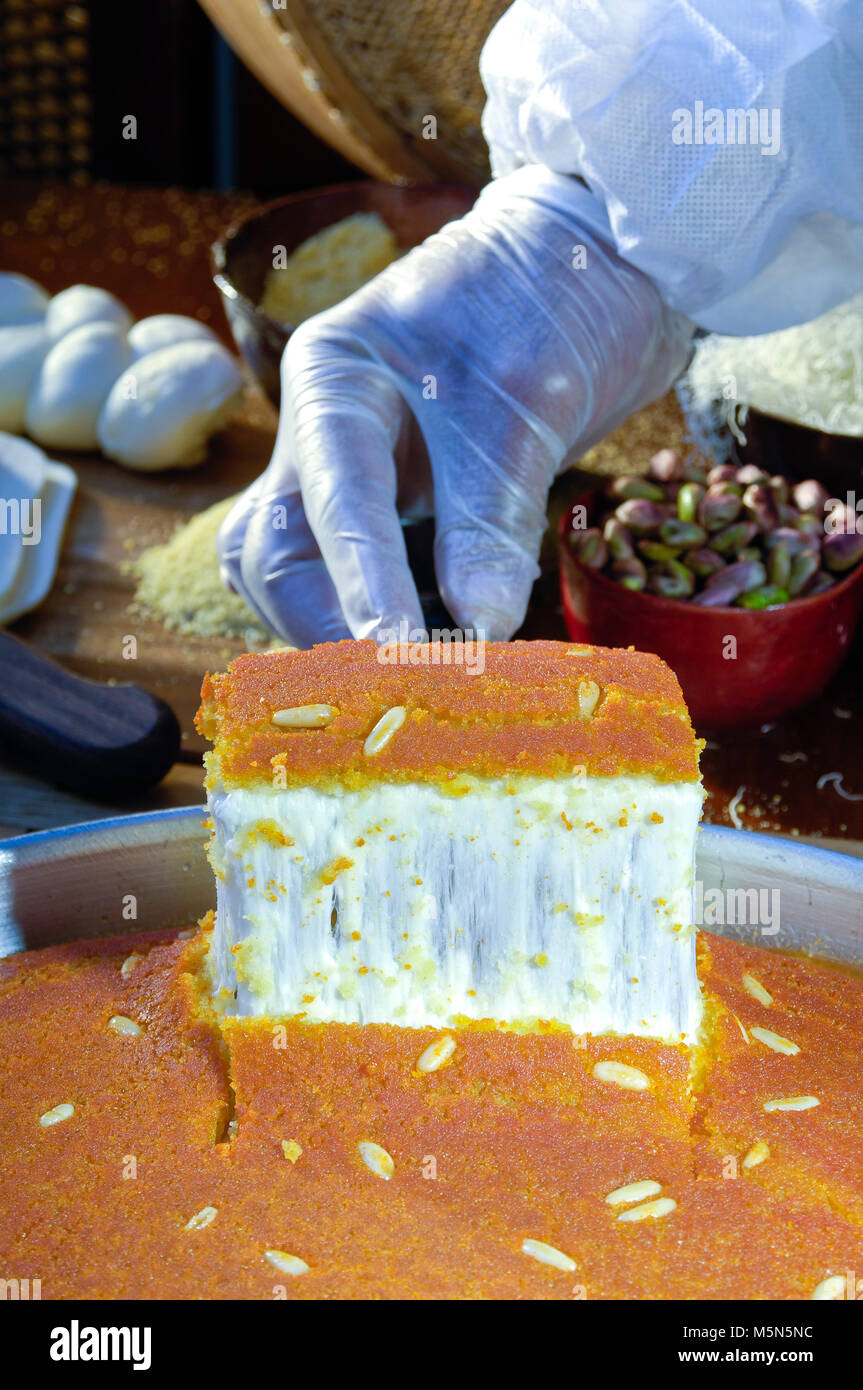 Taglio o Kunfa Kinafa, arabo dolci con formaggio, dadi e altri ingredienti per il Ramadan e Eid Foto Stock