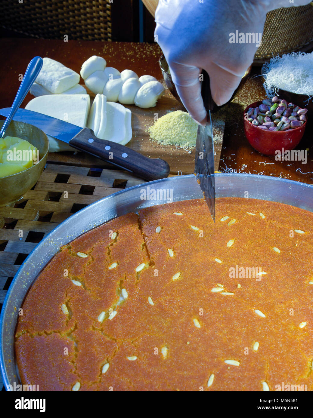 Taglio o Kunfa Kinafa, arabo dolci con formaggio, dadi e altri ingredienti per il Ramadan e Eid Foto Stock