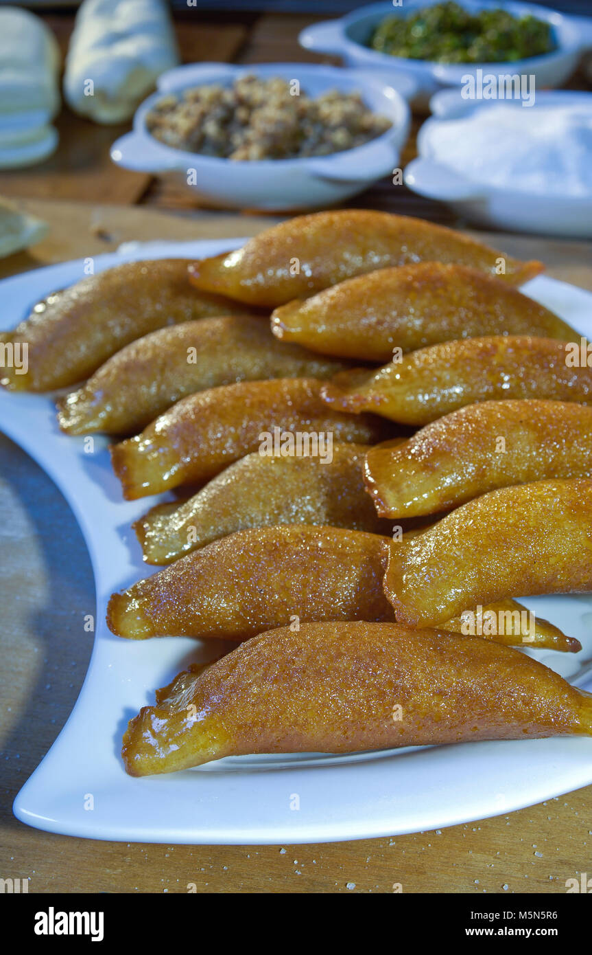 Qatayef o Katayef, arabo dolci con dadi e altri ingredienti per il Ramadan e Eid Foto Stock