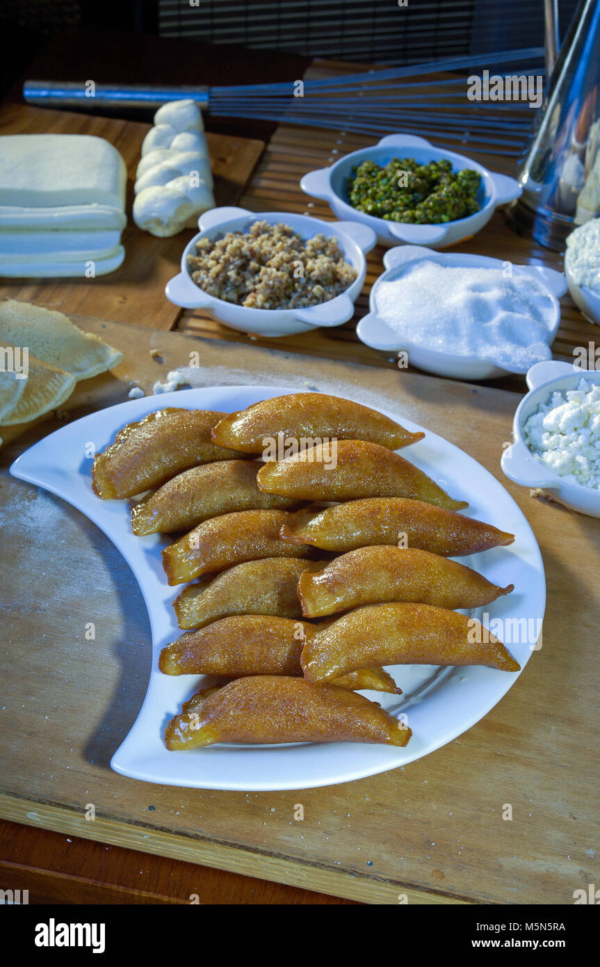 Qatayef o Katayef, arabo dolci con dadi e altri ingredienti per il Ramadan e Eid Foto Stock