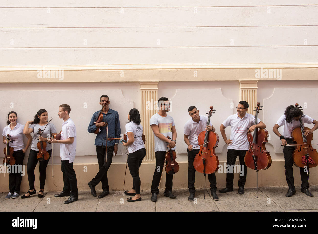 Orquesta Sinfonica de Cartagena i deputati si riuniscono in previsione di un concerto a Cartagena durante un festival di musica Foto Stock