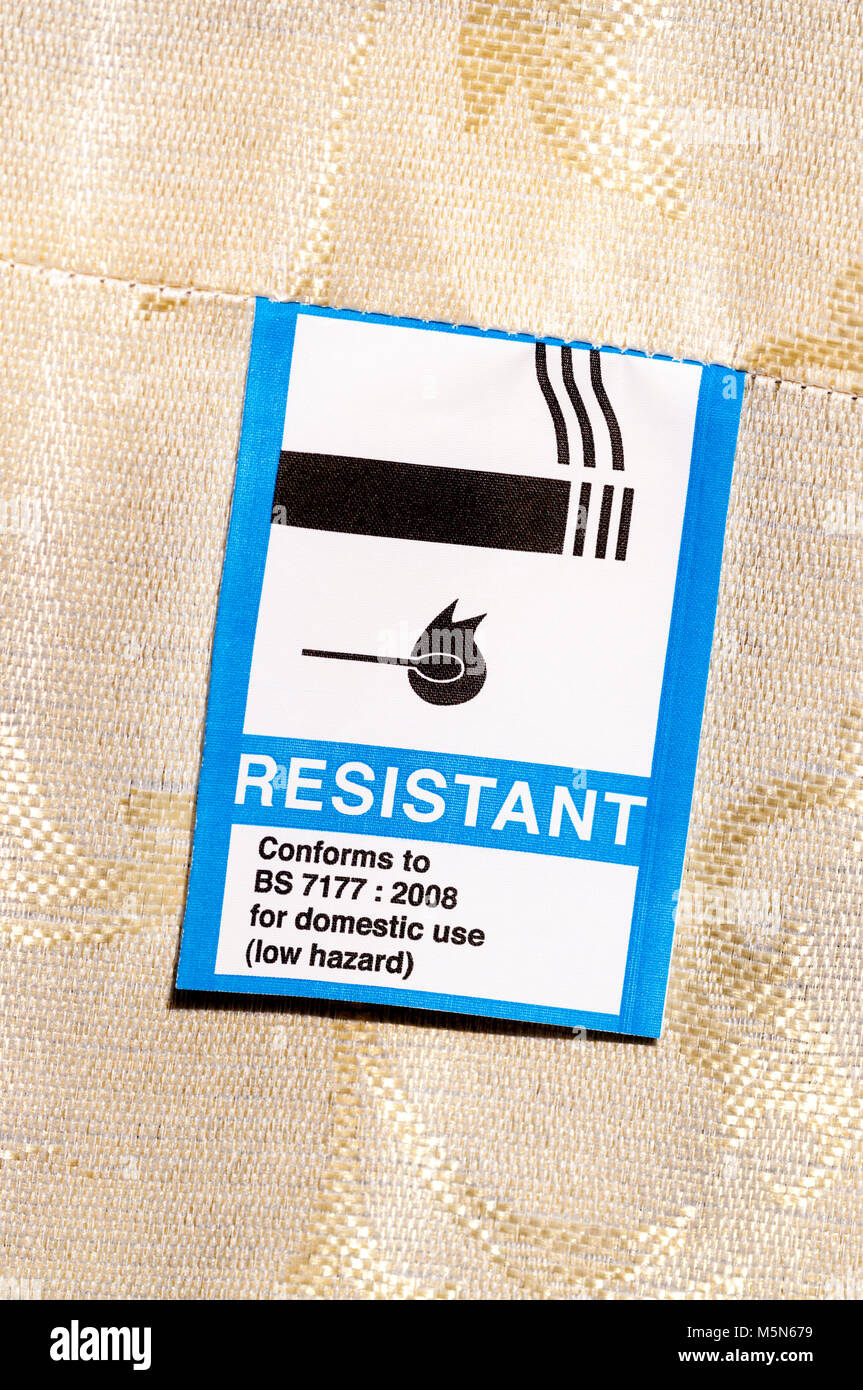 Una etichetta su un materasso conferma che si incontra resistenza al fuoco standard. Foto Stock