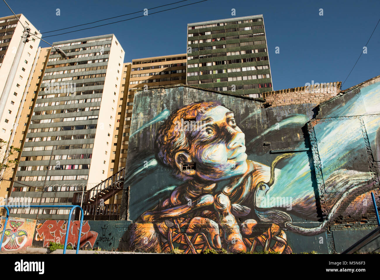 Un meraviglioso esempio di graffiti in Candelaria, Bogotà, Colombia dove molti spazi pubblici sono stati adottati dagli artisti. Foto Stock