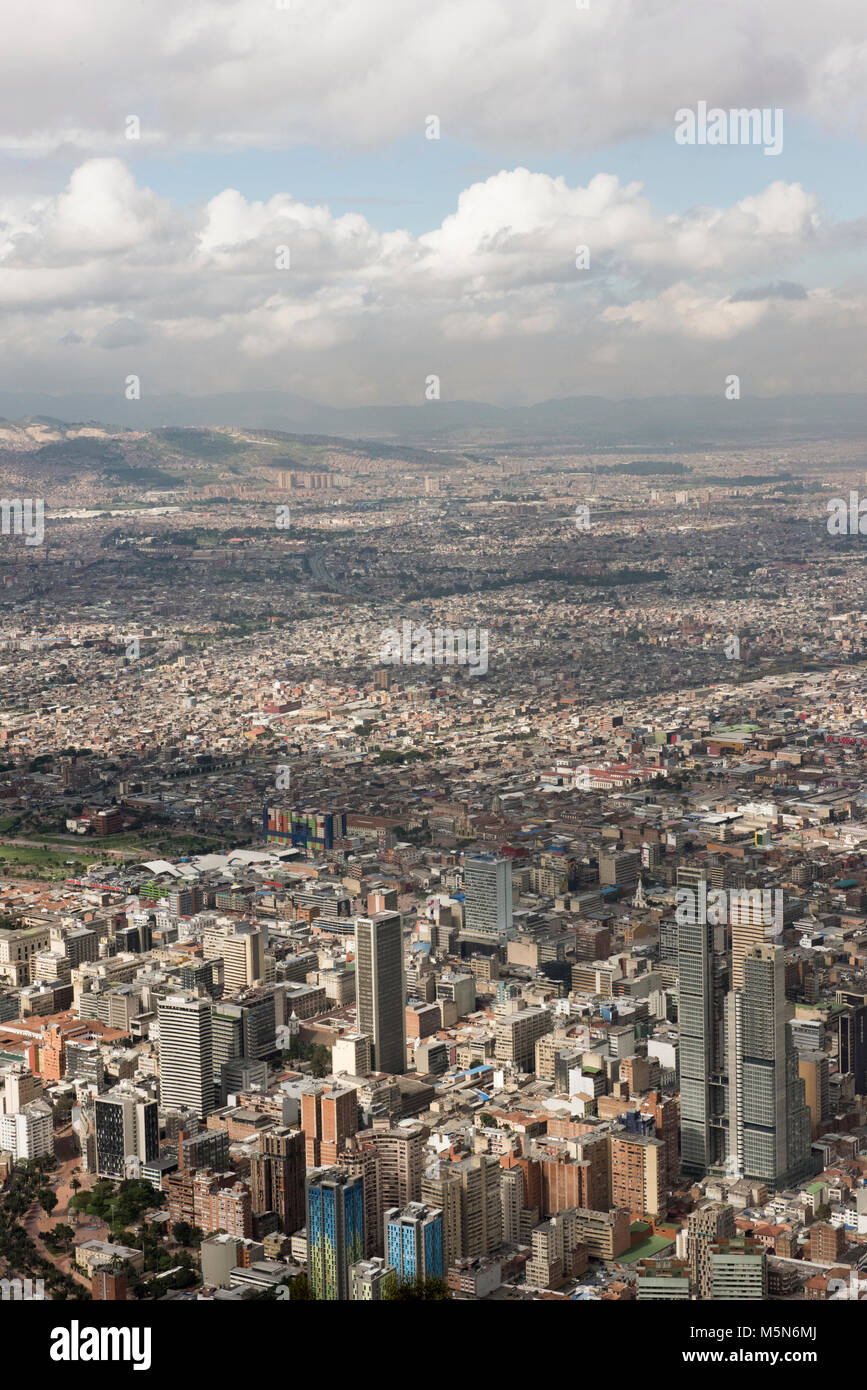 La città di Bogata, la capitale della Colombia, Sud America vista da un'altezza che dà un senso di dimensioni e tipi di edifici che compongono la città. Foto Stock