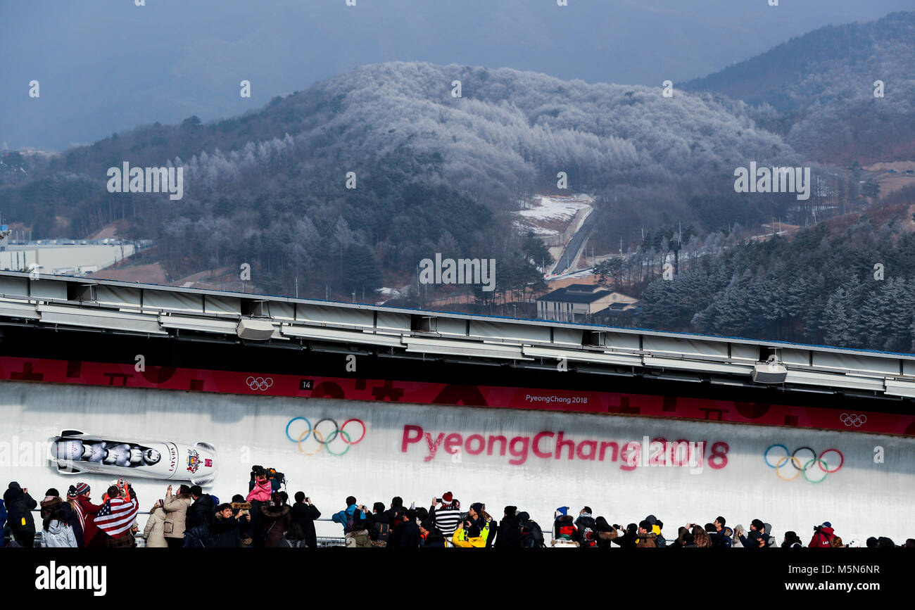 La lettonia Oskars Melbardis e il suo team durante la 4-uomo Bob all'Olympic Centro di scorrimento durante il giorno sedici del PyeongChang 2018 Giochi Olimpici Invernali in Corea del Sud. Foto Stock