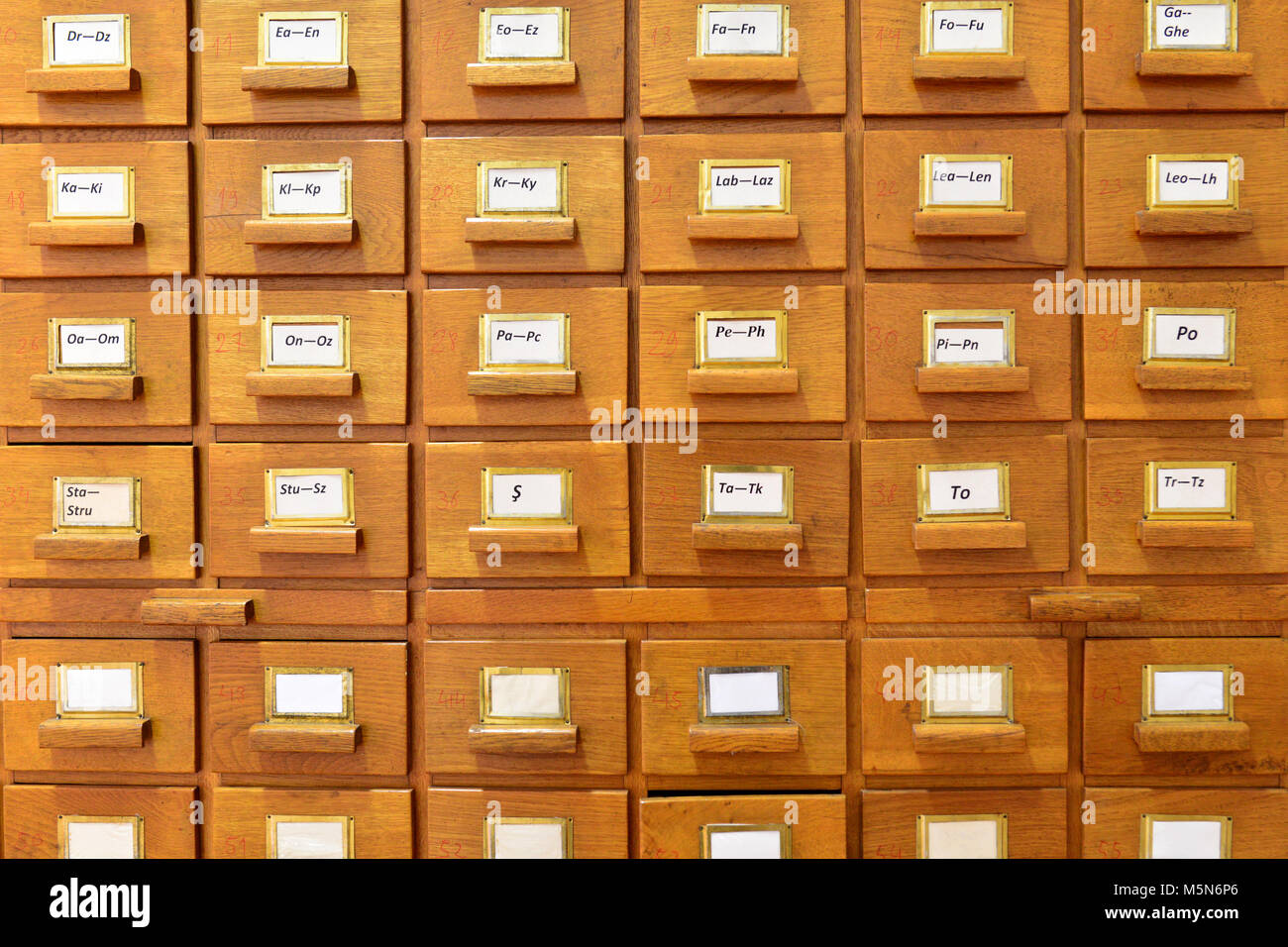 Alfabeto lettere cassetto armadio in legno sfondo pattern Foto Stock