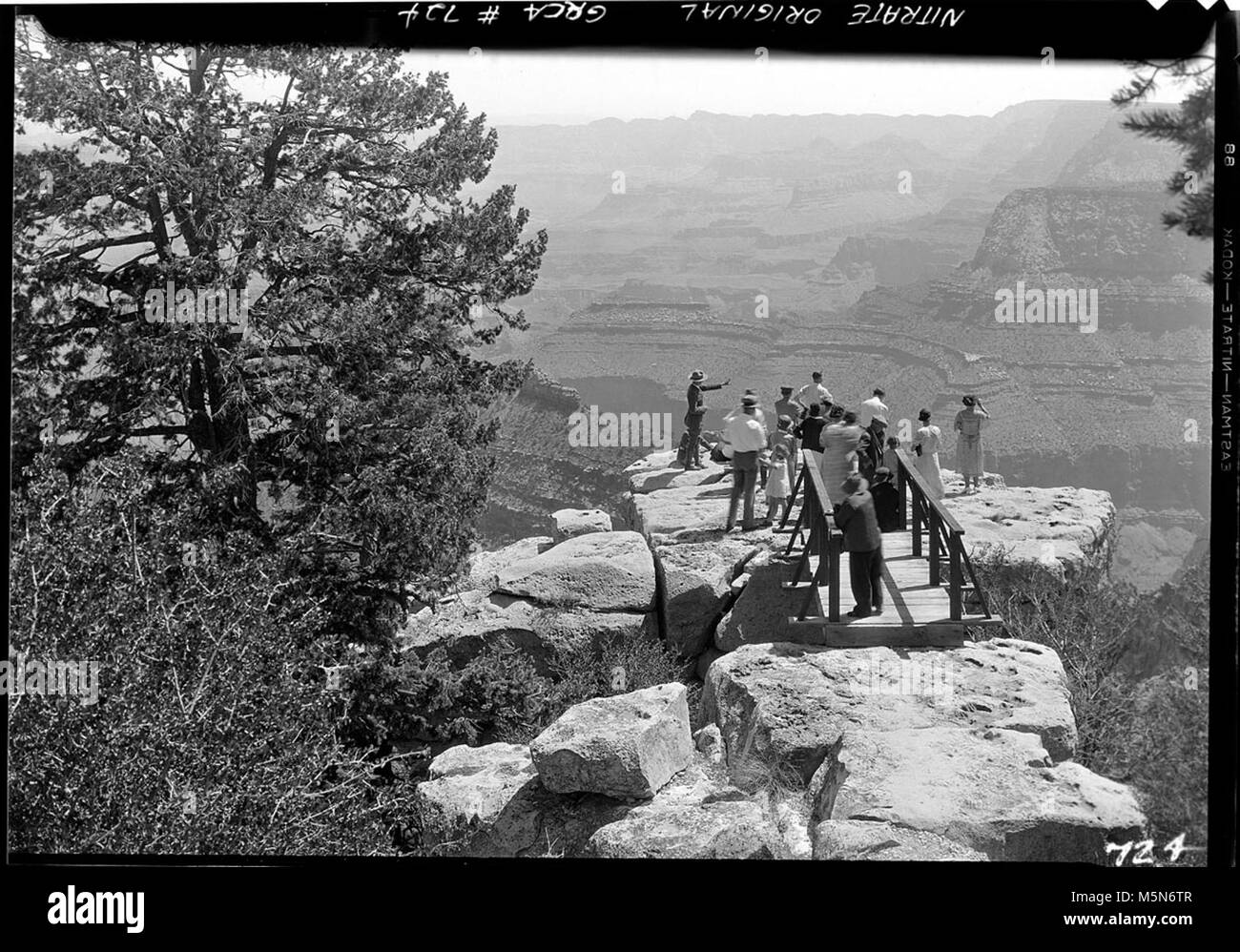 Grand Canyon Grandview storico sentiero . Camper gruppo al Grandview point. (Nessun autos) i visitatori al punto. Ponte di legno al punto. 24 maggio 1934 Foto Stock