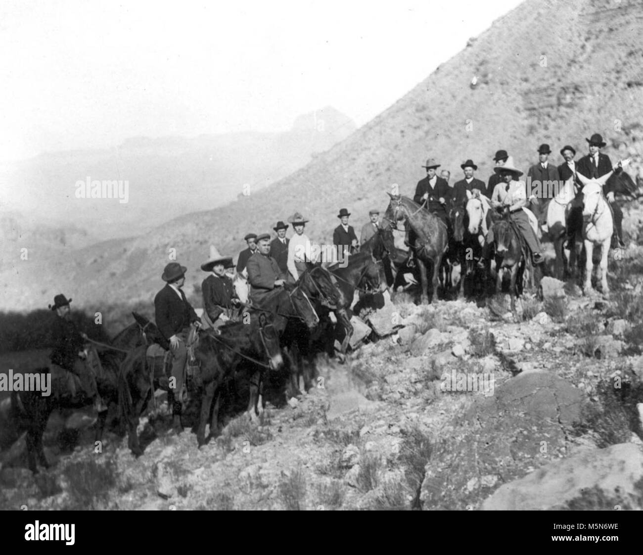 Grand Canyon storico sentieri Bass . Parte turistica di 18 cavalli e muli sul sentiero dei bassi. CANYON INTERNO. CIRCA 1910. BASS. Foto Stock