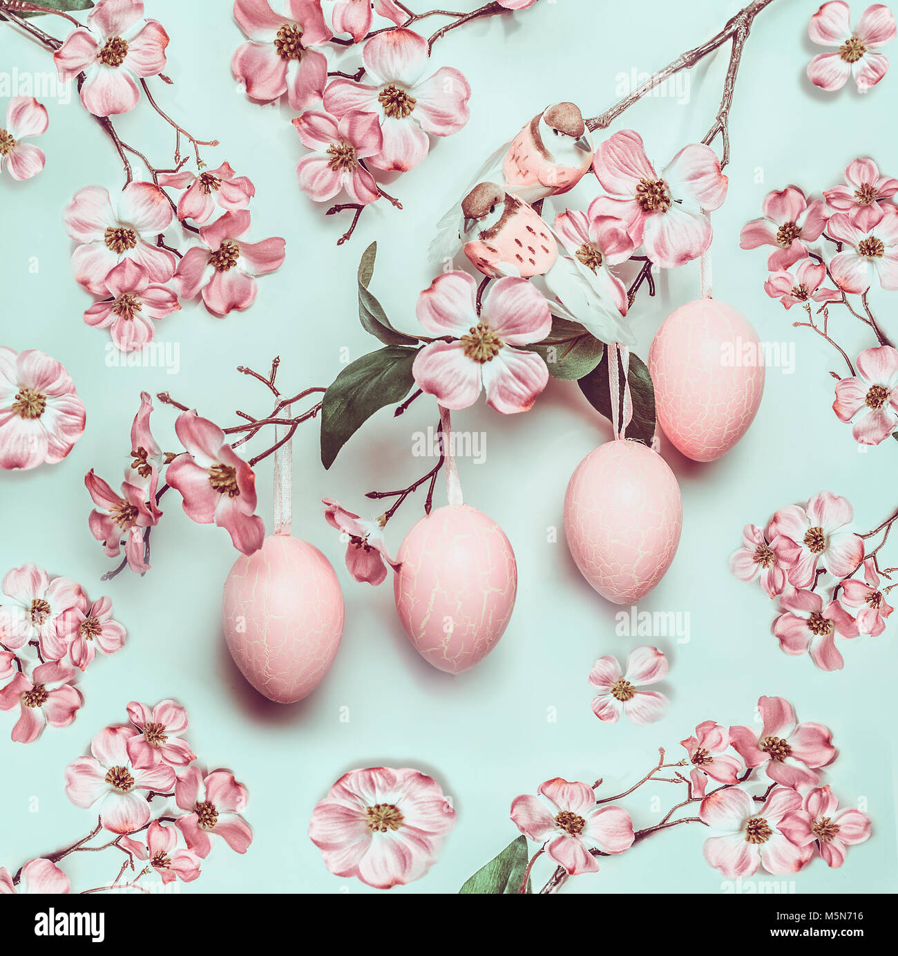 Pasqua rosa pastello pattern con impiccato uova e il decor blossom su sfondo turchese Foto Stock