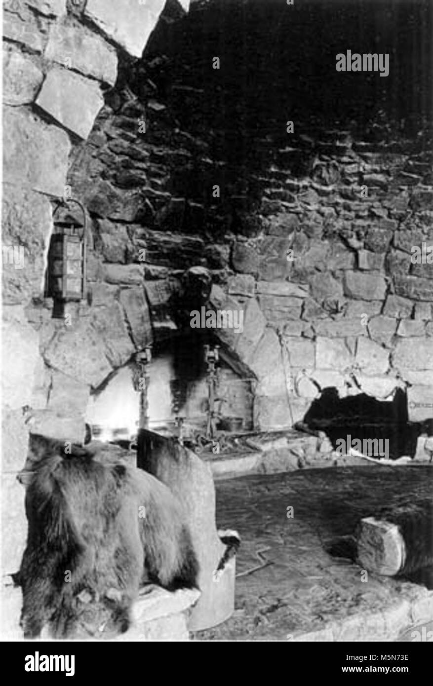 Grand Canyon storica- eremiti resto Camino . Il gigantesco camino a eremiti resto, guardando verso sud. Eremita rim road (W rim drive) 16nov1936. Foto Stock