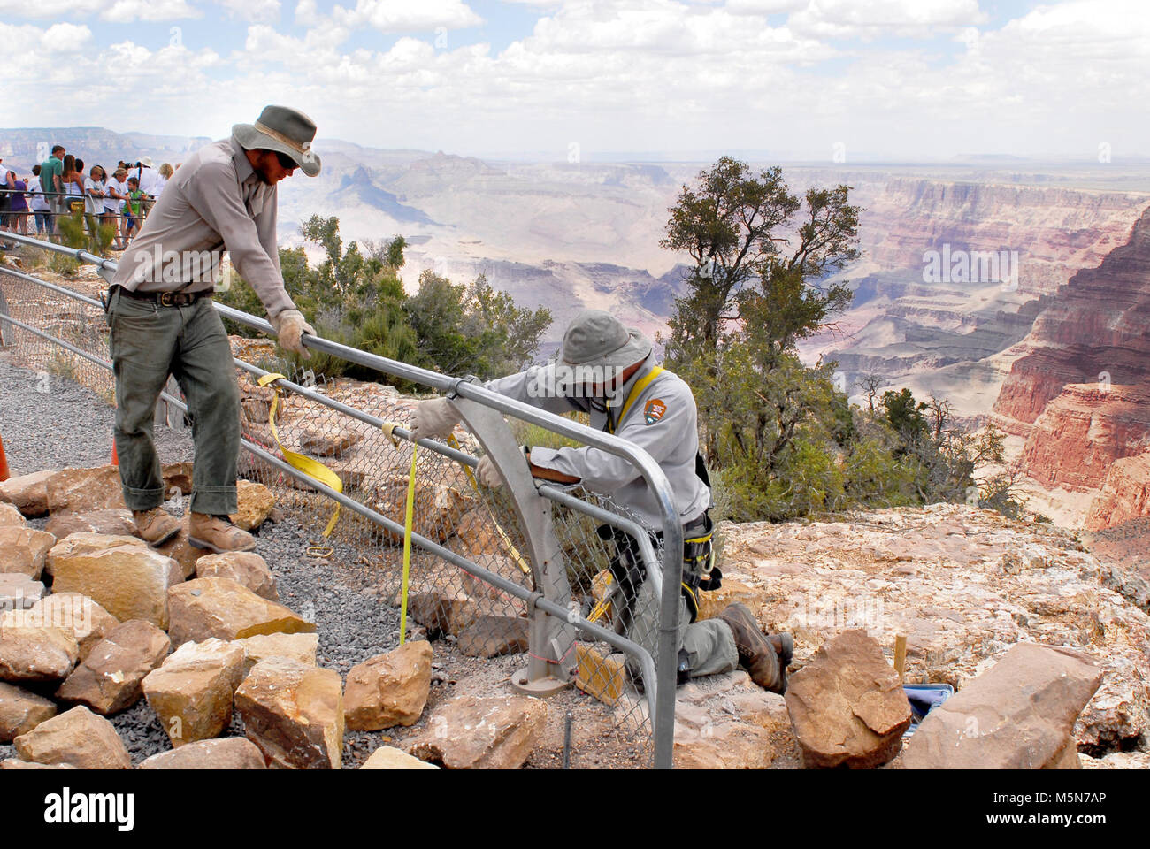 Grand Canyon Parco Nat; Desert View Point rimessa a nuovo . Giugno 25, 2012. Passerelle e parapetti presso il Desert View Point sono attualmente in corso di ristrutturazione da parte del Grand Canyon Trail dell'equipaggio. L obiettivo è quello di rendere la zona più esteticamente gradevoli e di portare i sentieri fino alle attuali norme ADA. In qualsiasi dato momento, l' equipaggio è composto da 3-5 dipendenti. I lavori sul progetto iniziato nei dintorni. Mason Ross Marshall e il suo equipaggio costruito un 'mockup' di una pietra plante Foto Stock