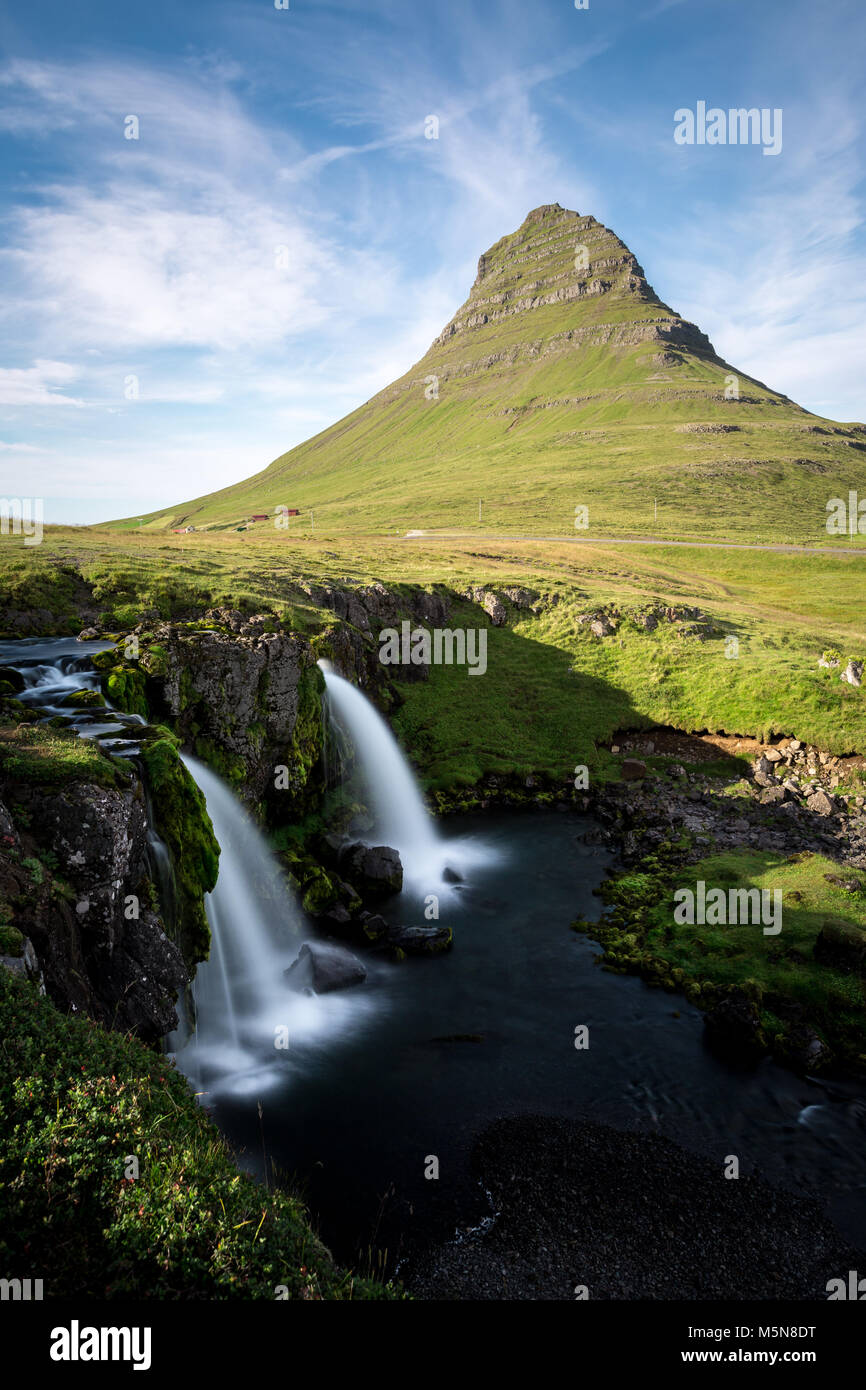 Kirkjufell Mountain, Islanda, paesaggio con cascate, una lunga esposizione in una giornata di sole, Snaefellsnes peninsula Foto Stock