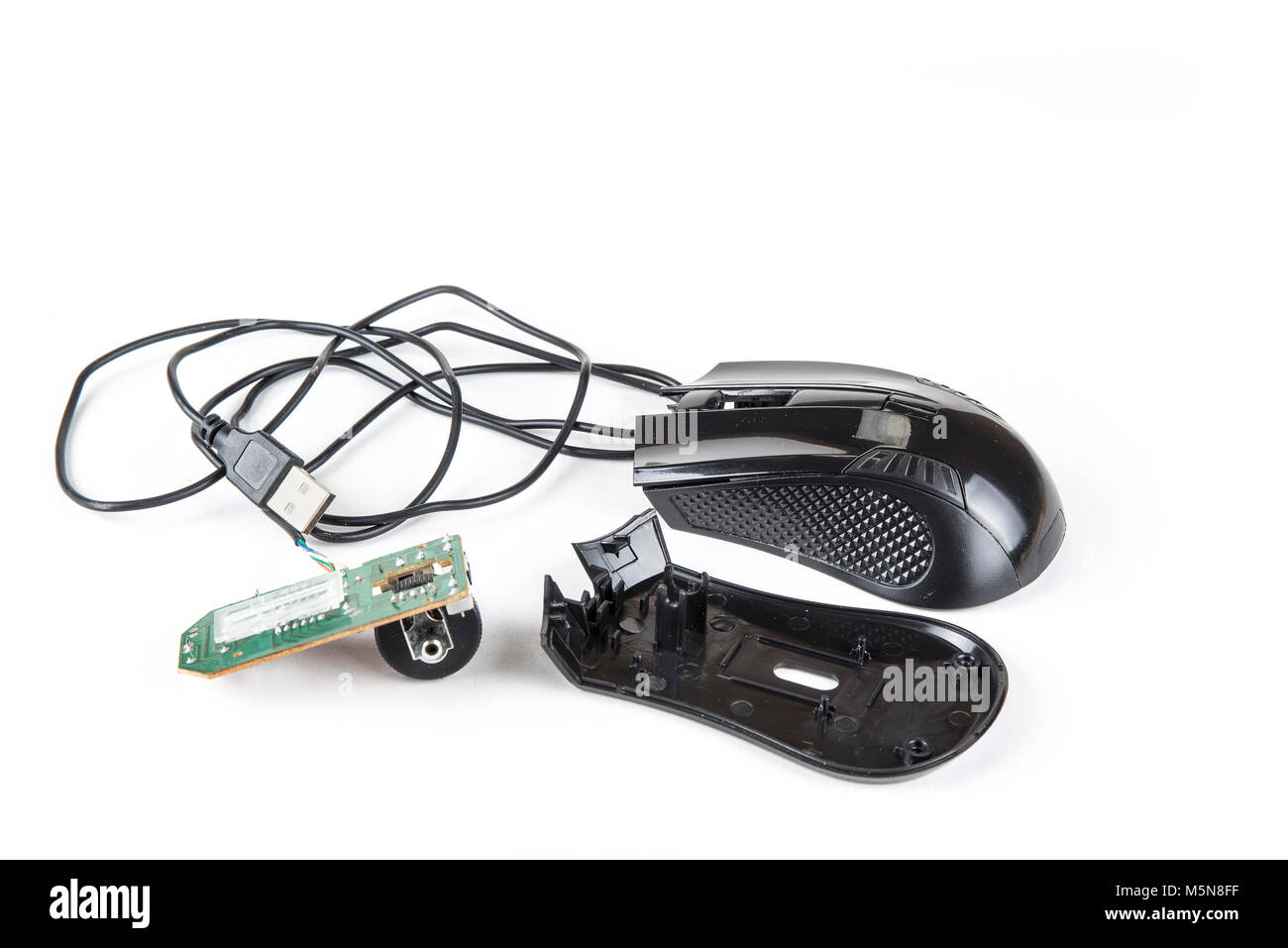 Smantellato il mouse del computer con il cavo USB sul bianco Foto Stock