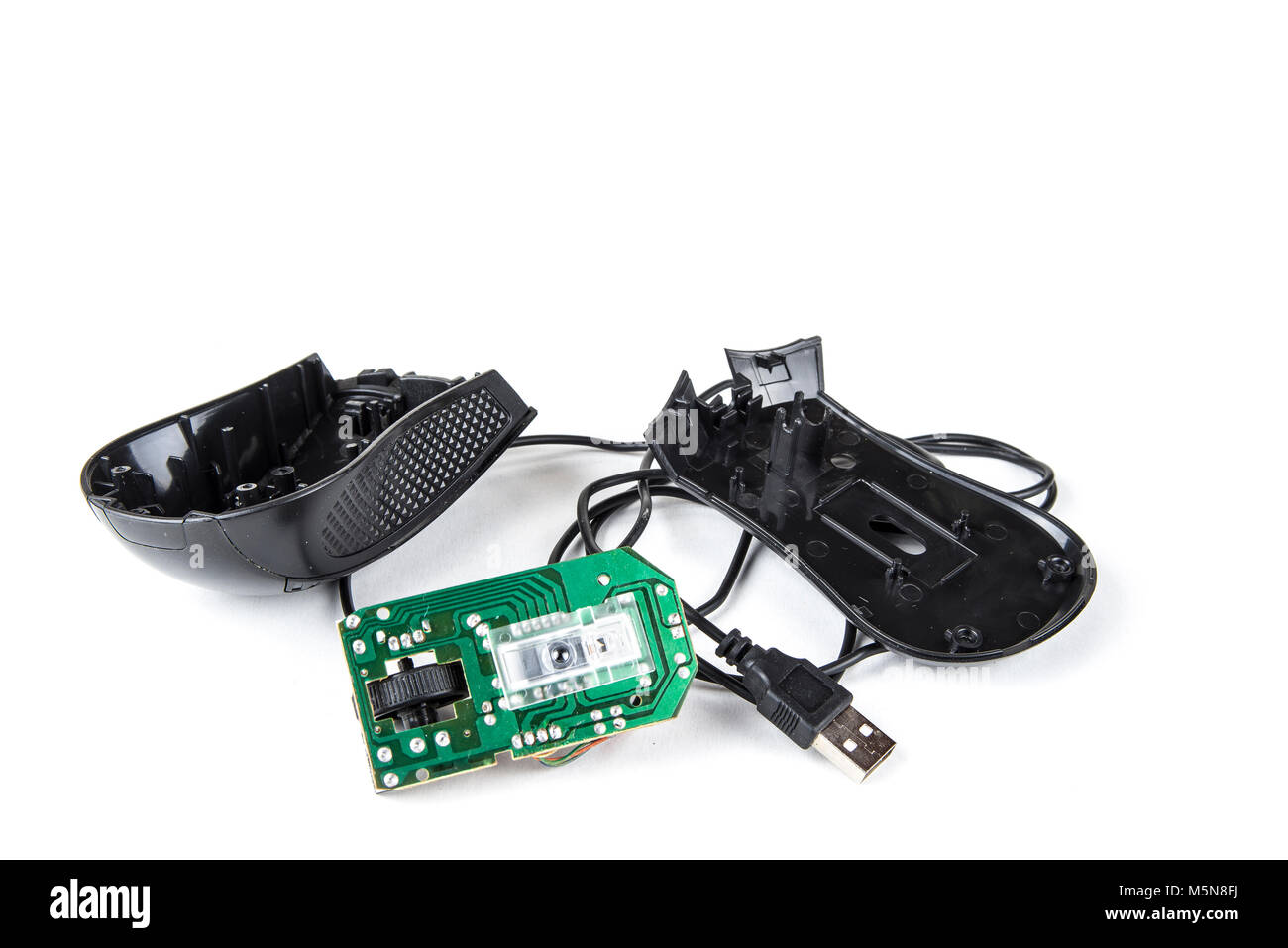 Smantellato il mouse del computer con il cavo USB sul bianco Foto Stock