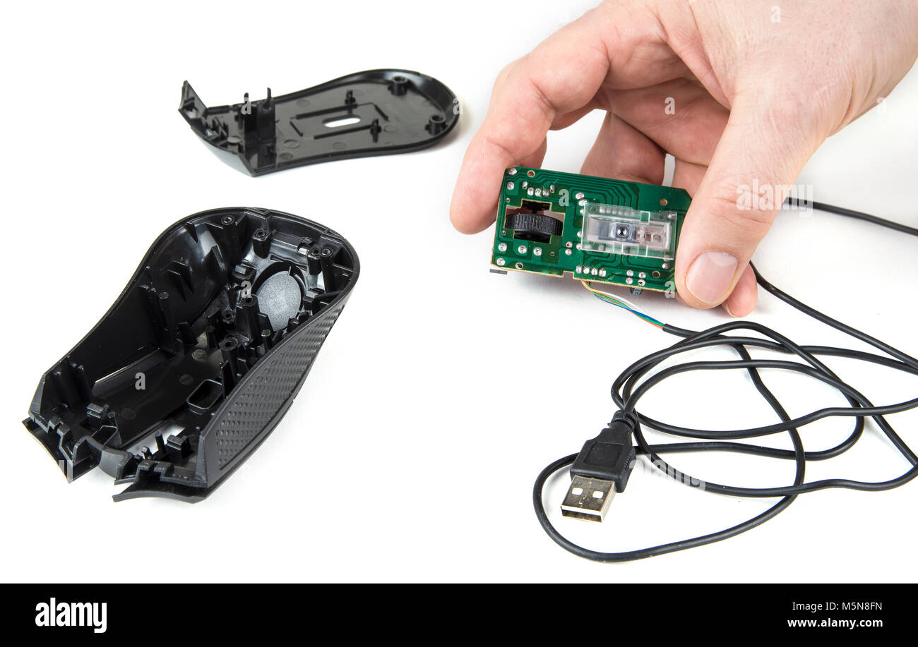 Smantellato il mouse del computer con il cavo USB sul bianco Foto Stock