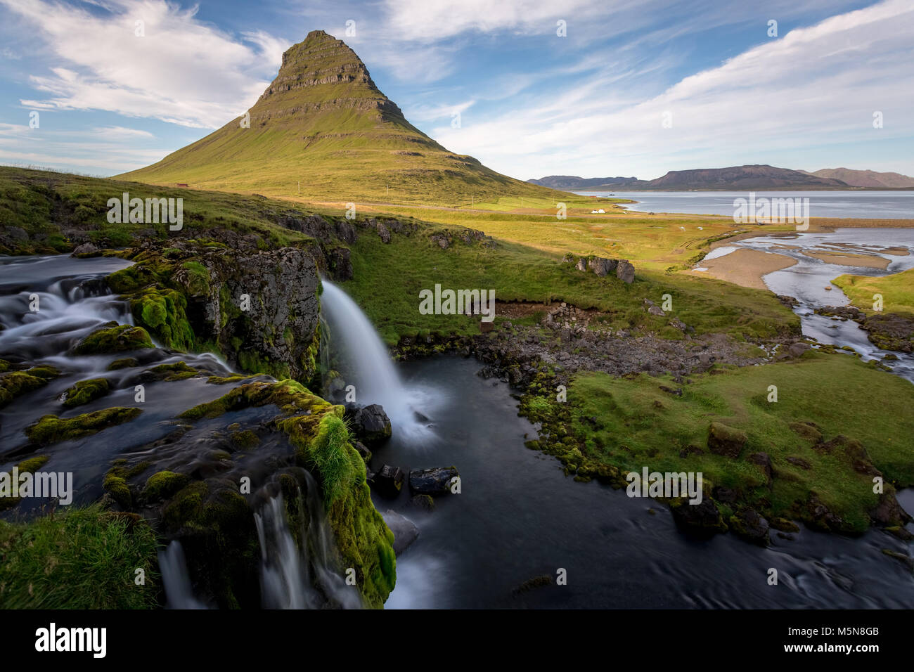 Montaggio Kirkjufell e cascata, Snaefellsnes peninsula, Islanda Foto Stock